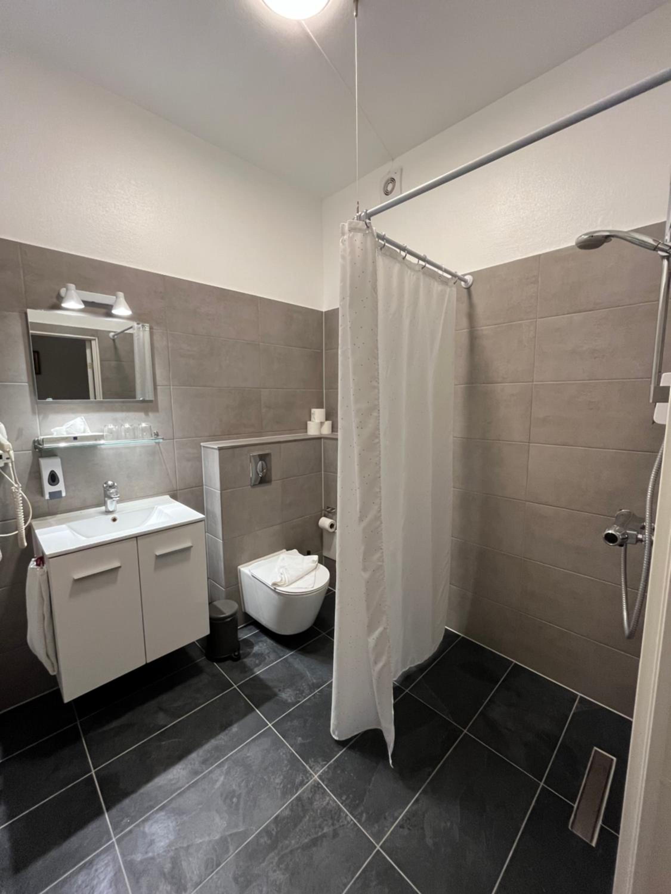 Quadruple Room - Photo 7