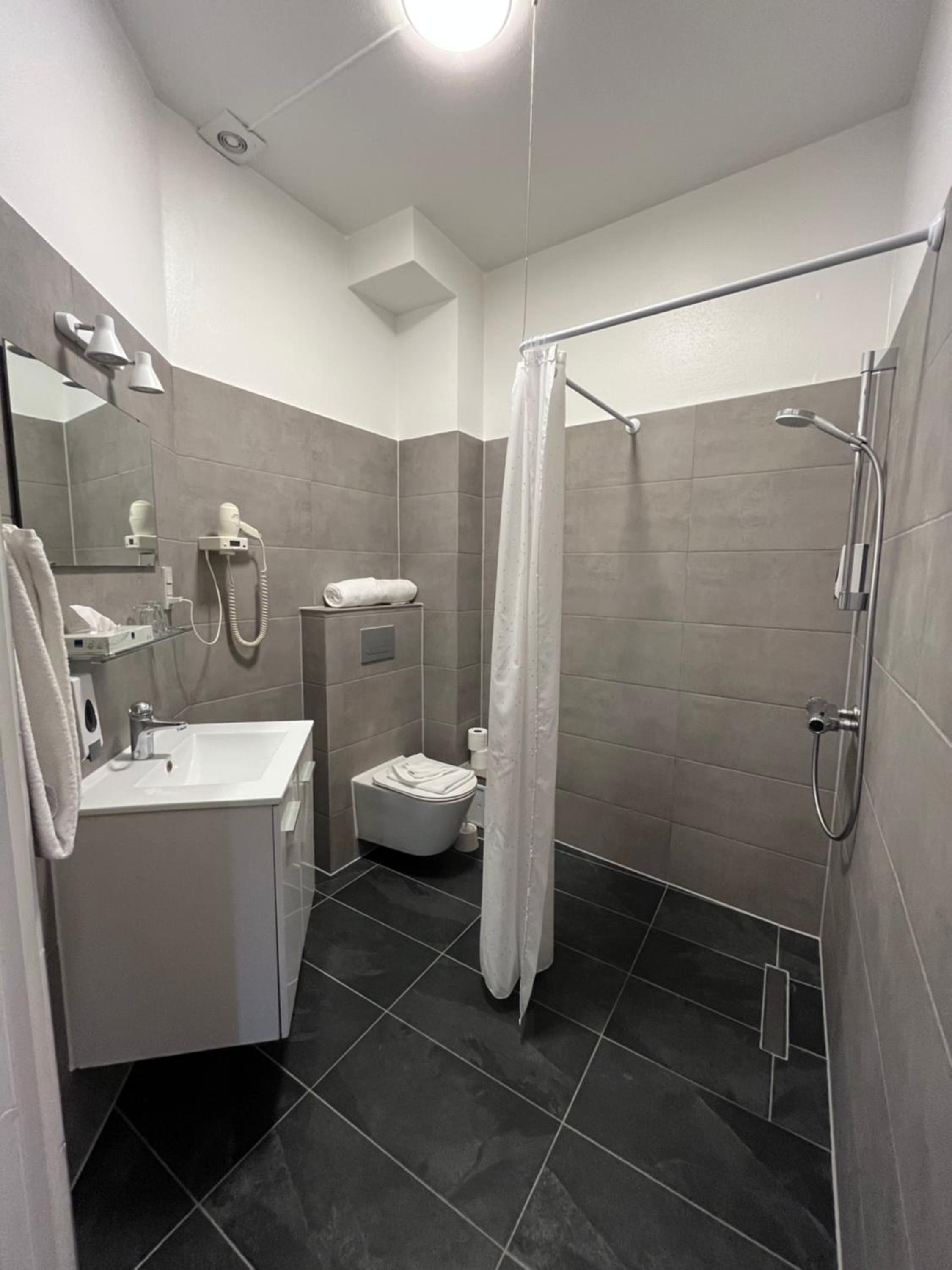Standard Double Room - Photo 8