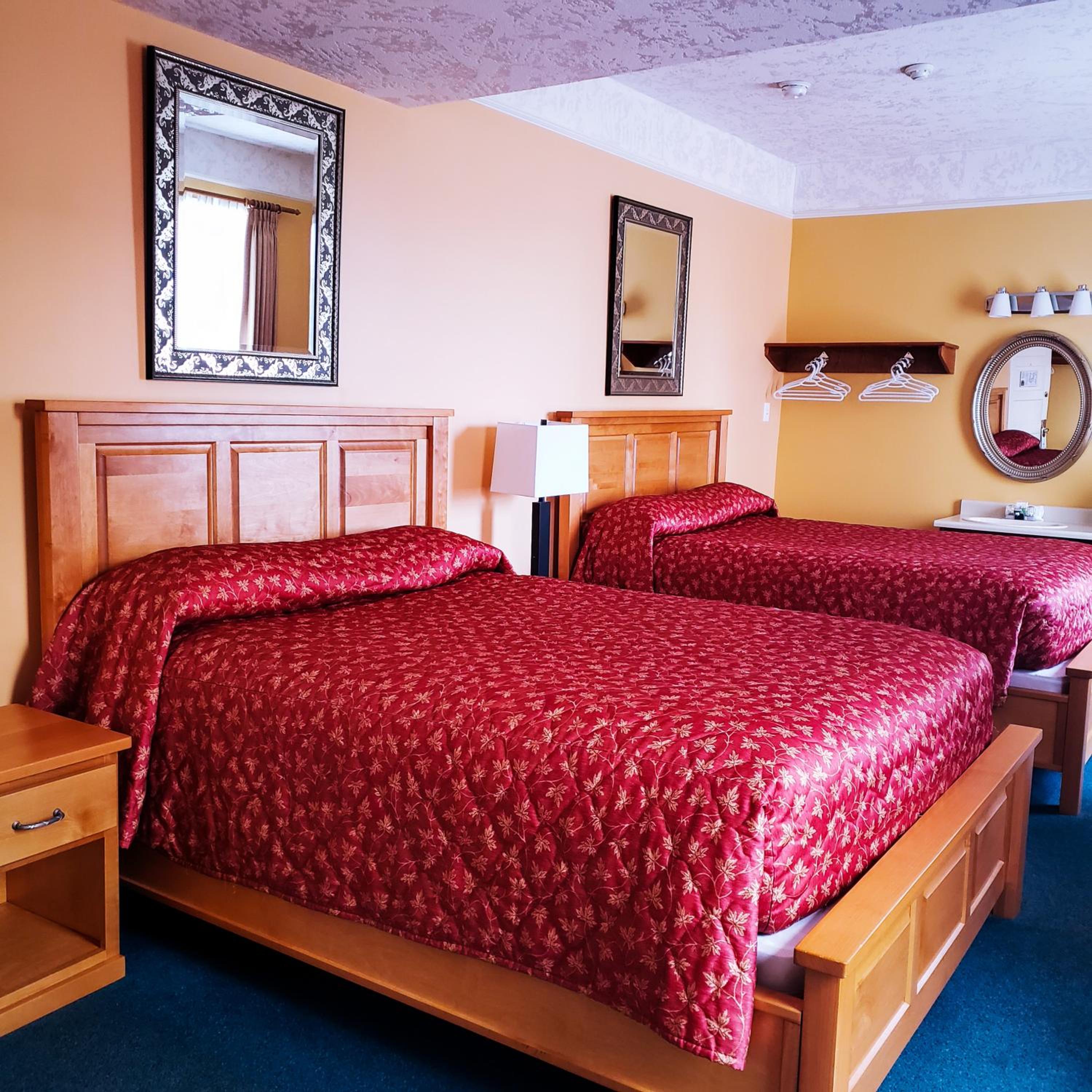 Queen Room with Two Queen Beds - Photo 2