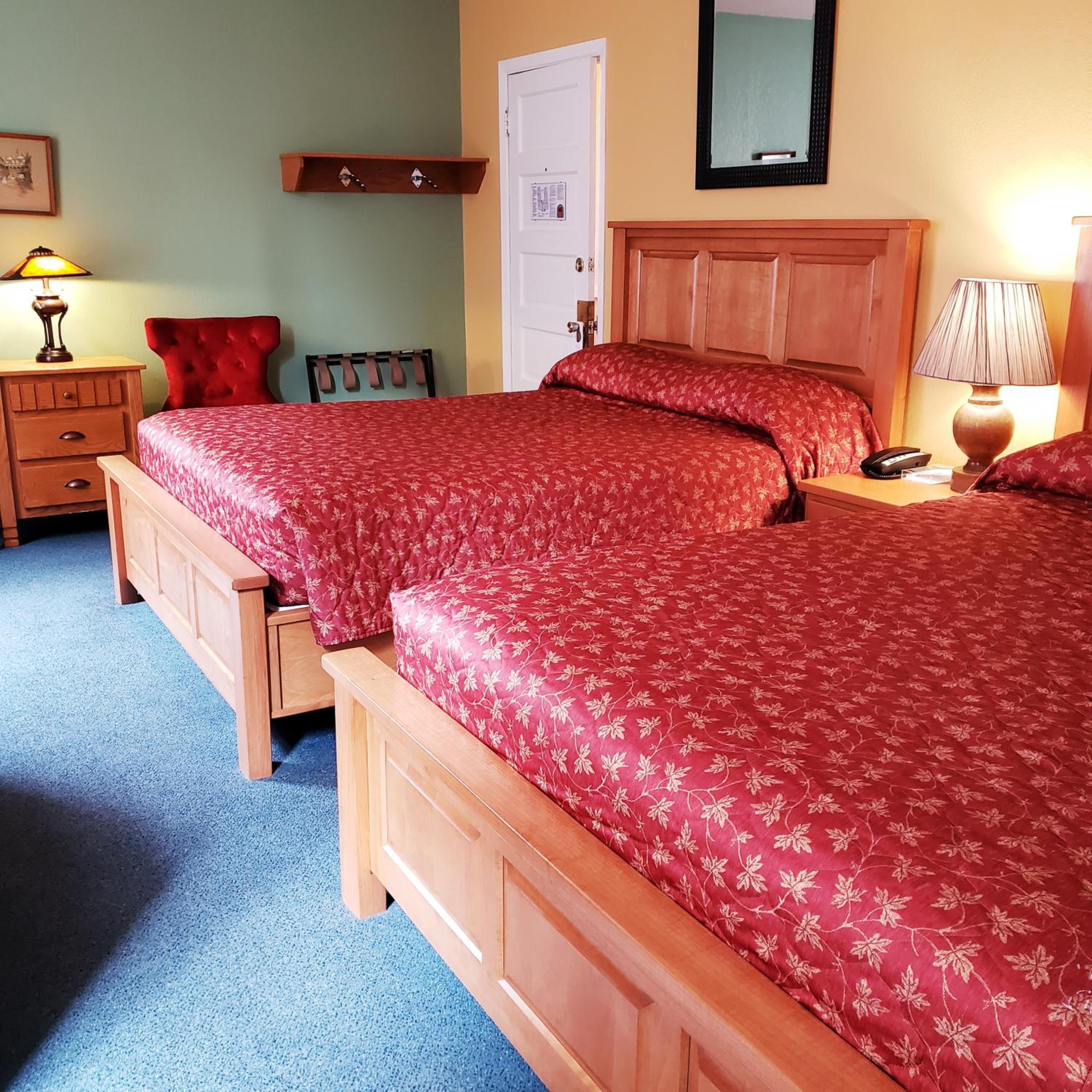 Queen Room with Two Queen Beds - Photo 3