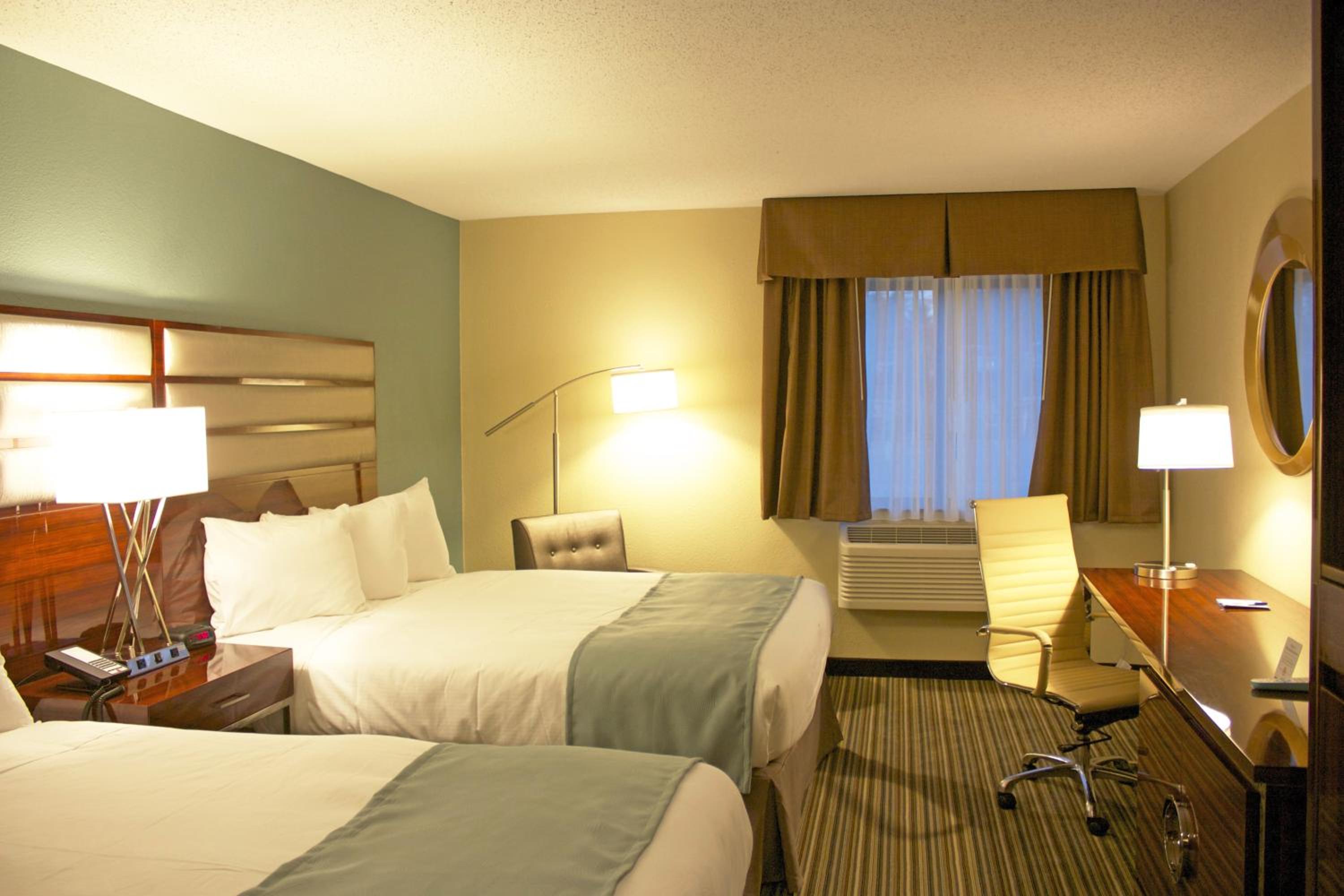 Queen Room with Two Queen Beds - Non-Smoking - Photo 6