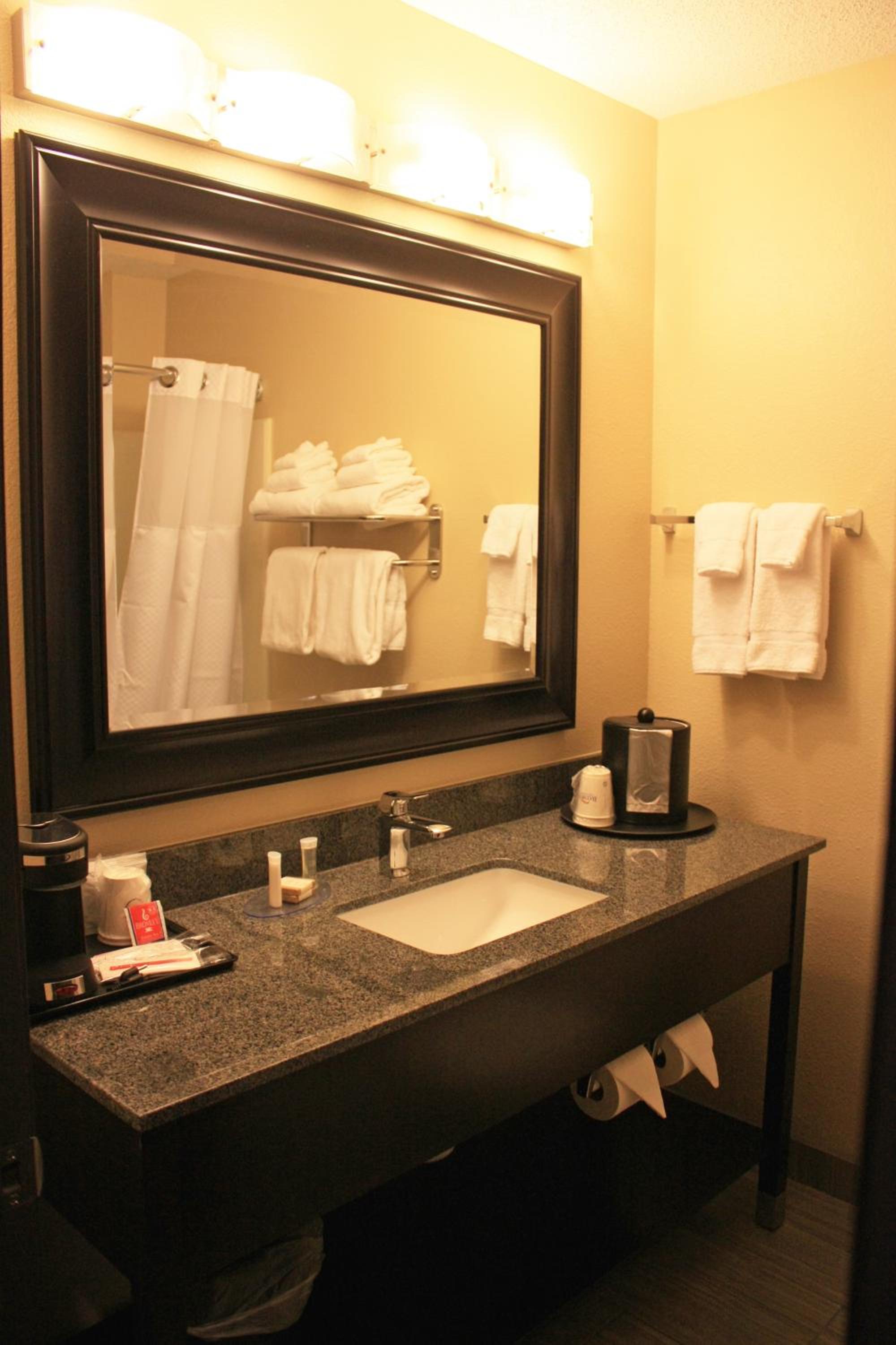 Deluxe King Room with Jetted Tub - Non-Smoking - Photo 3