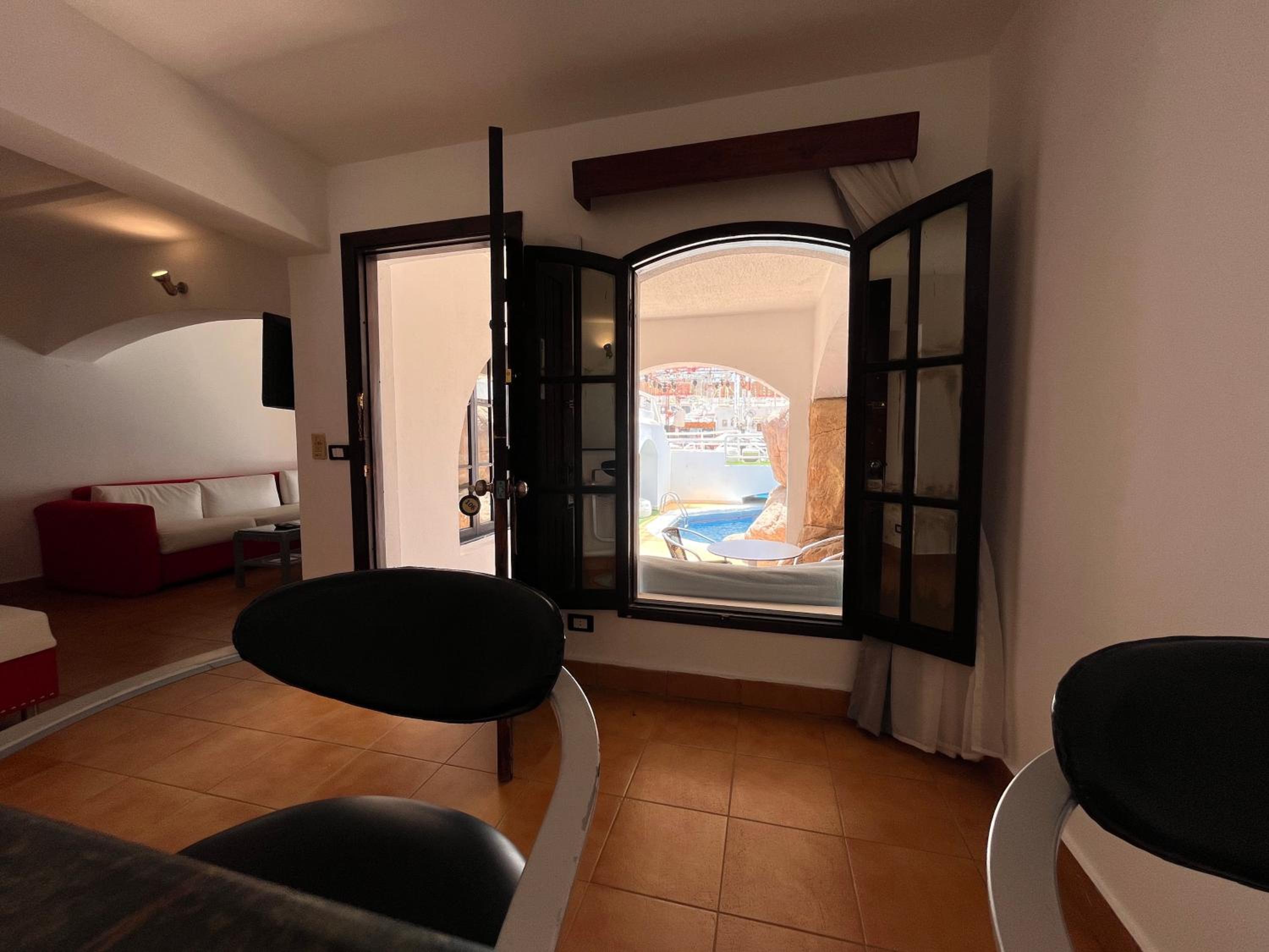 Junior Suite with Pool View - Photo 13