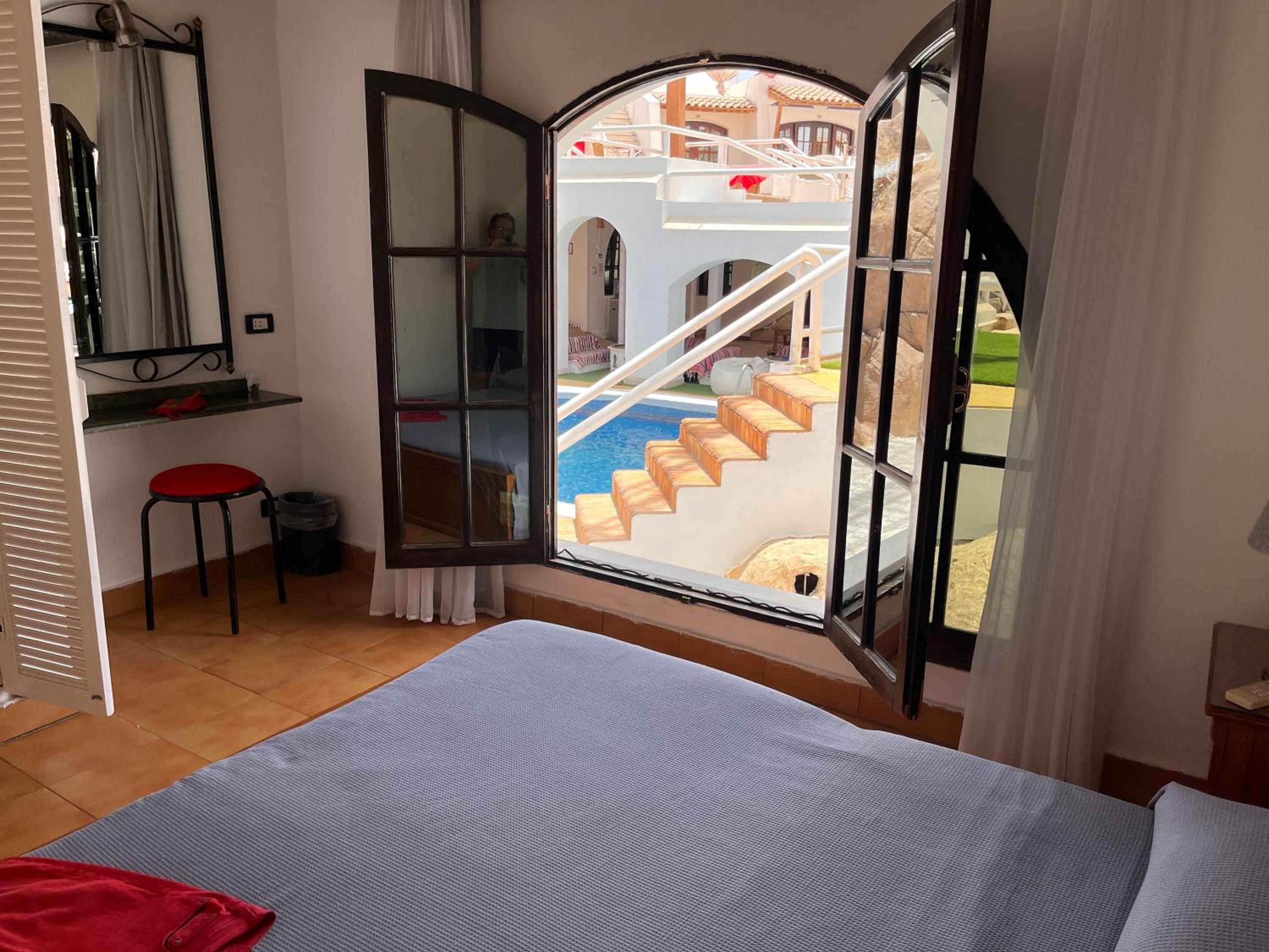 Junior Suite with Pool View - Photo 12