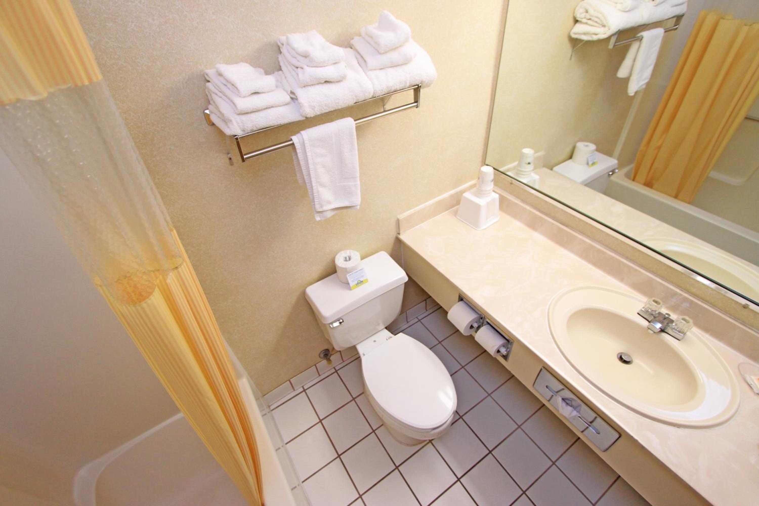 Queen Room - Non-Smoking - Photo 5
