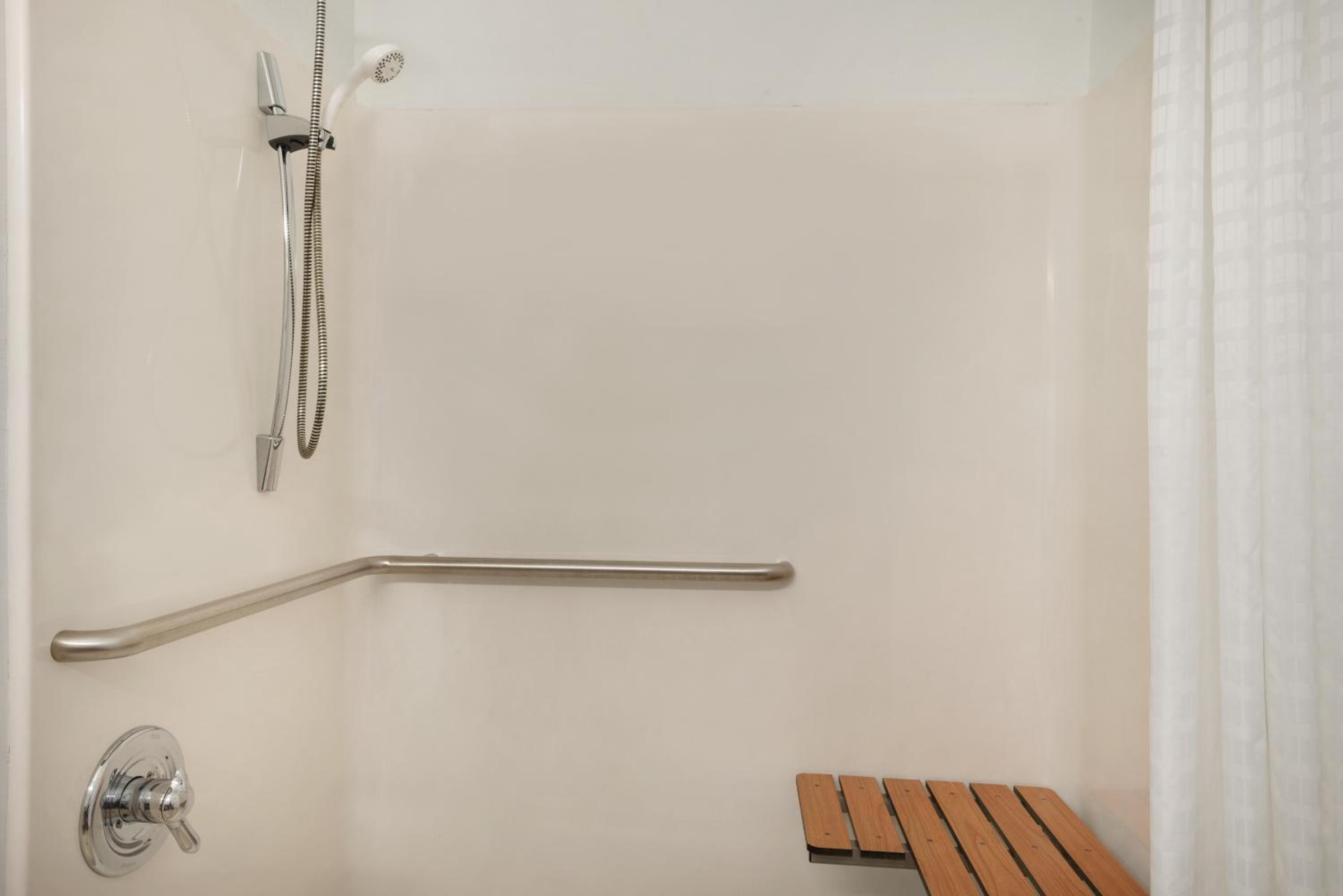 King Room with Roll-In Shower - Disability Access/Non Smoking - Photo 2