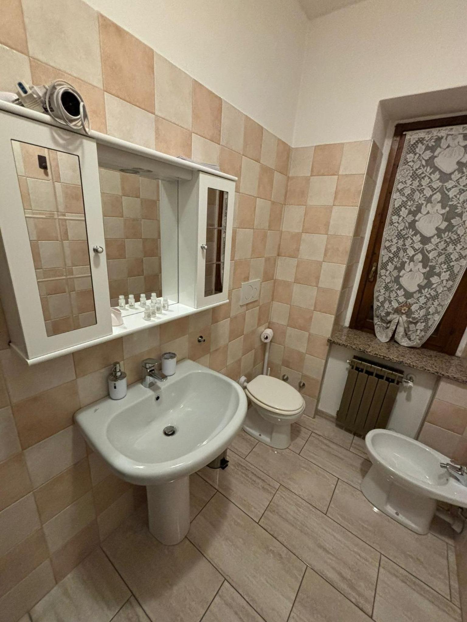 Double Room with Private Bathroom - Photo 8