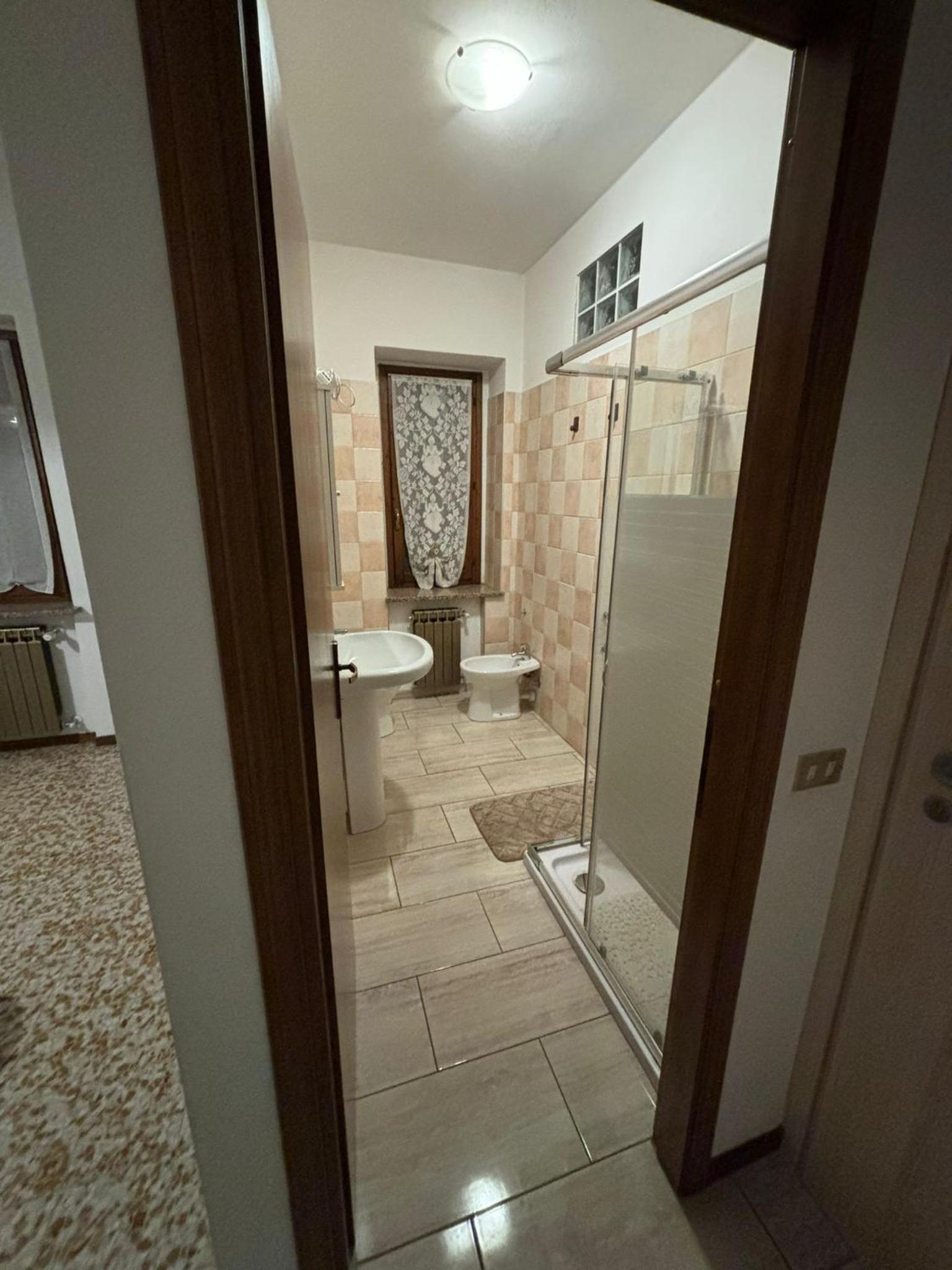 Double Room with Private Bathroom - Photo 6