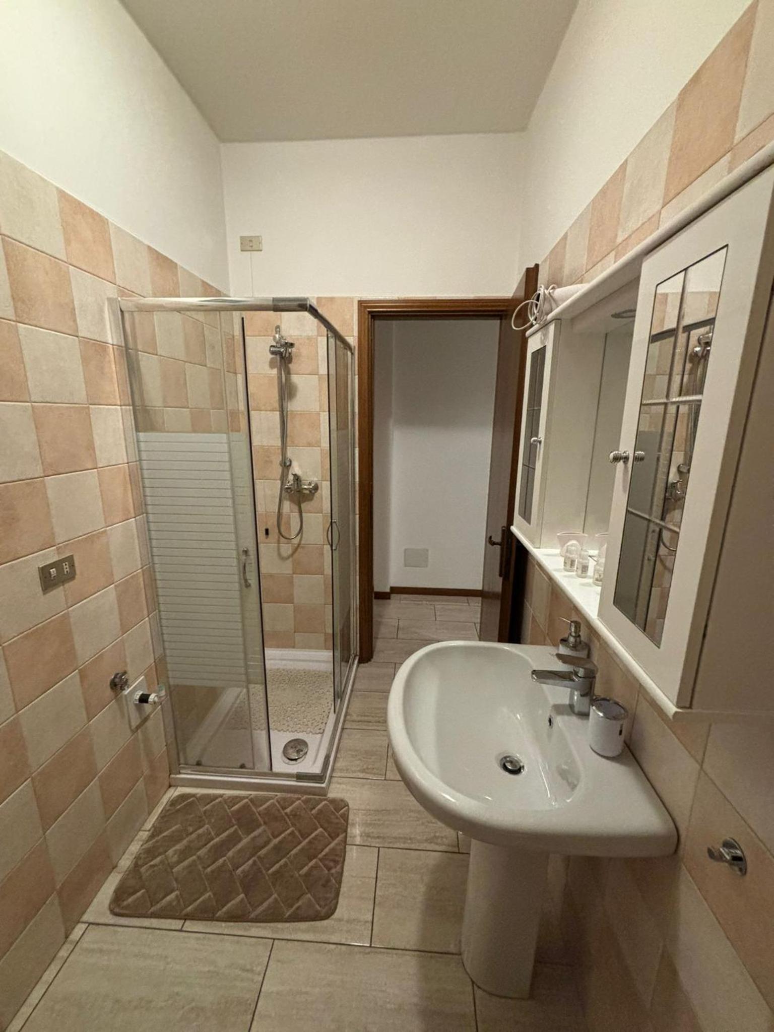 Double Room with Private Bathroom - Photo 4