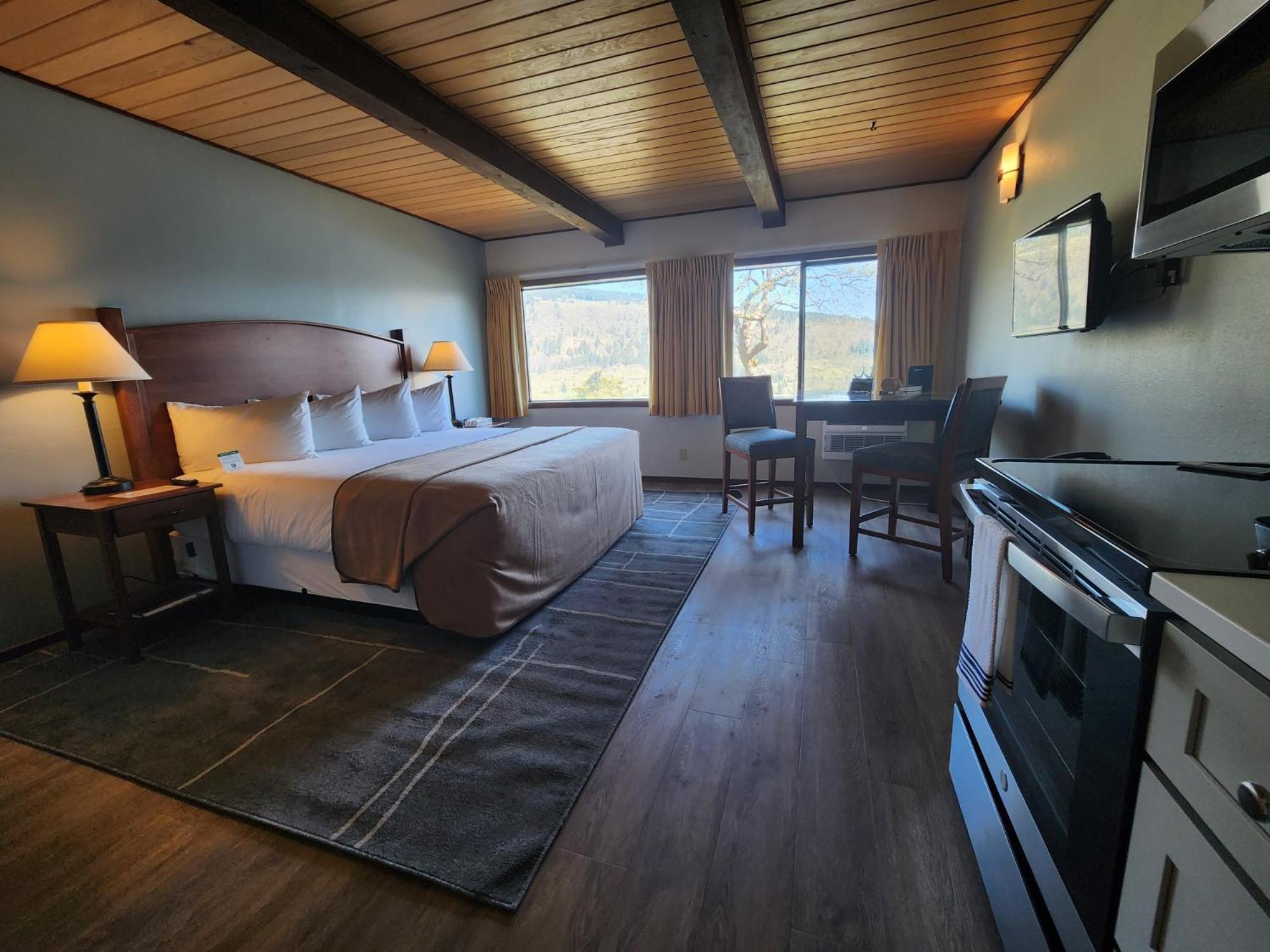 1 King Bed, River View with Kitchenette (No Pets) photo 1