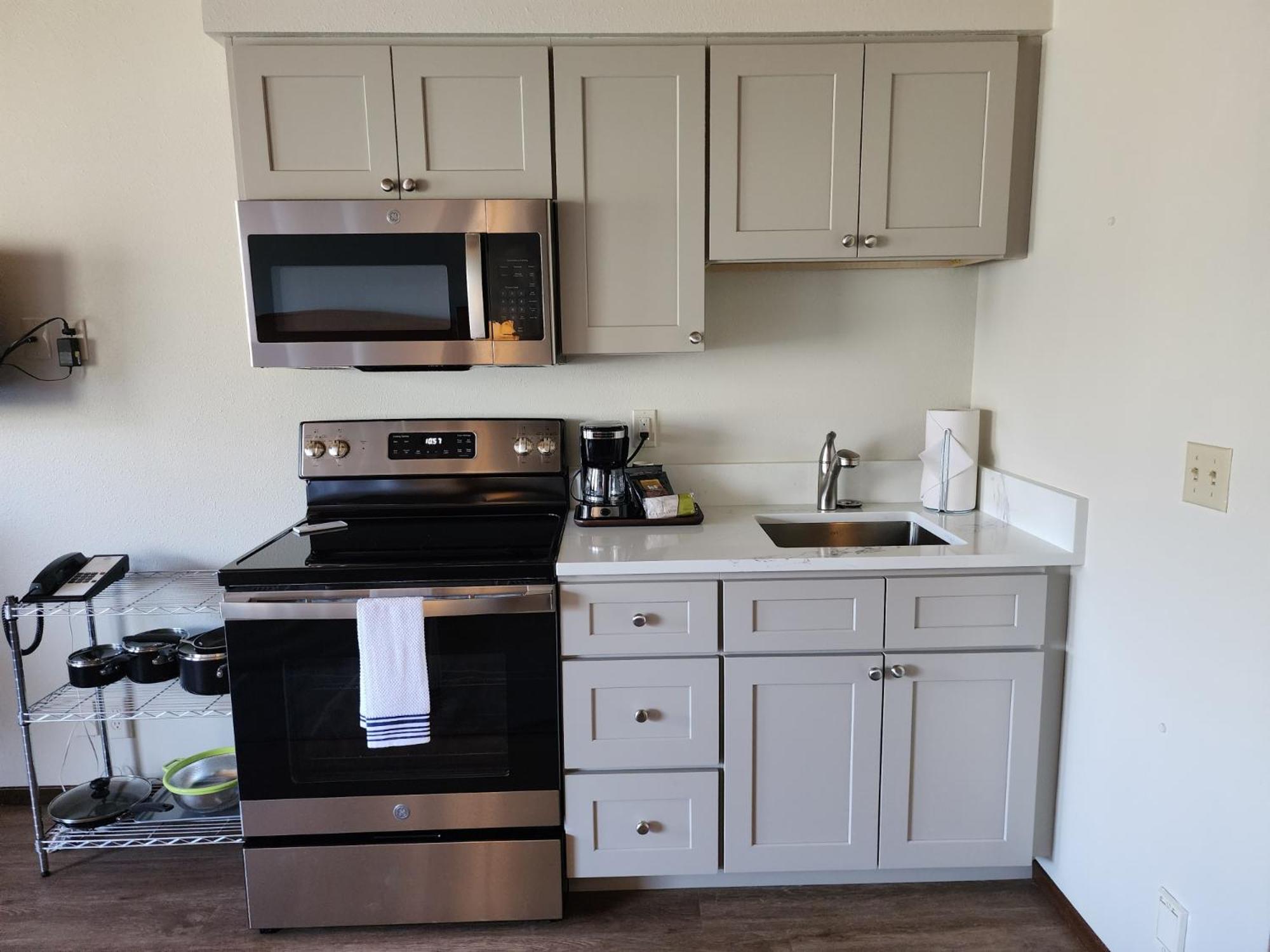 1 King Bed, River View with Kitchenette (No Pets) photo 3