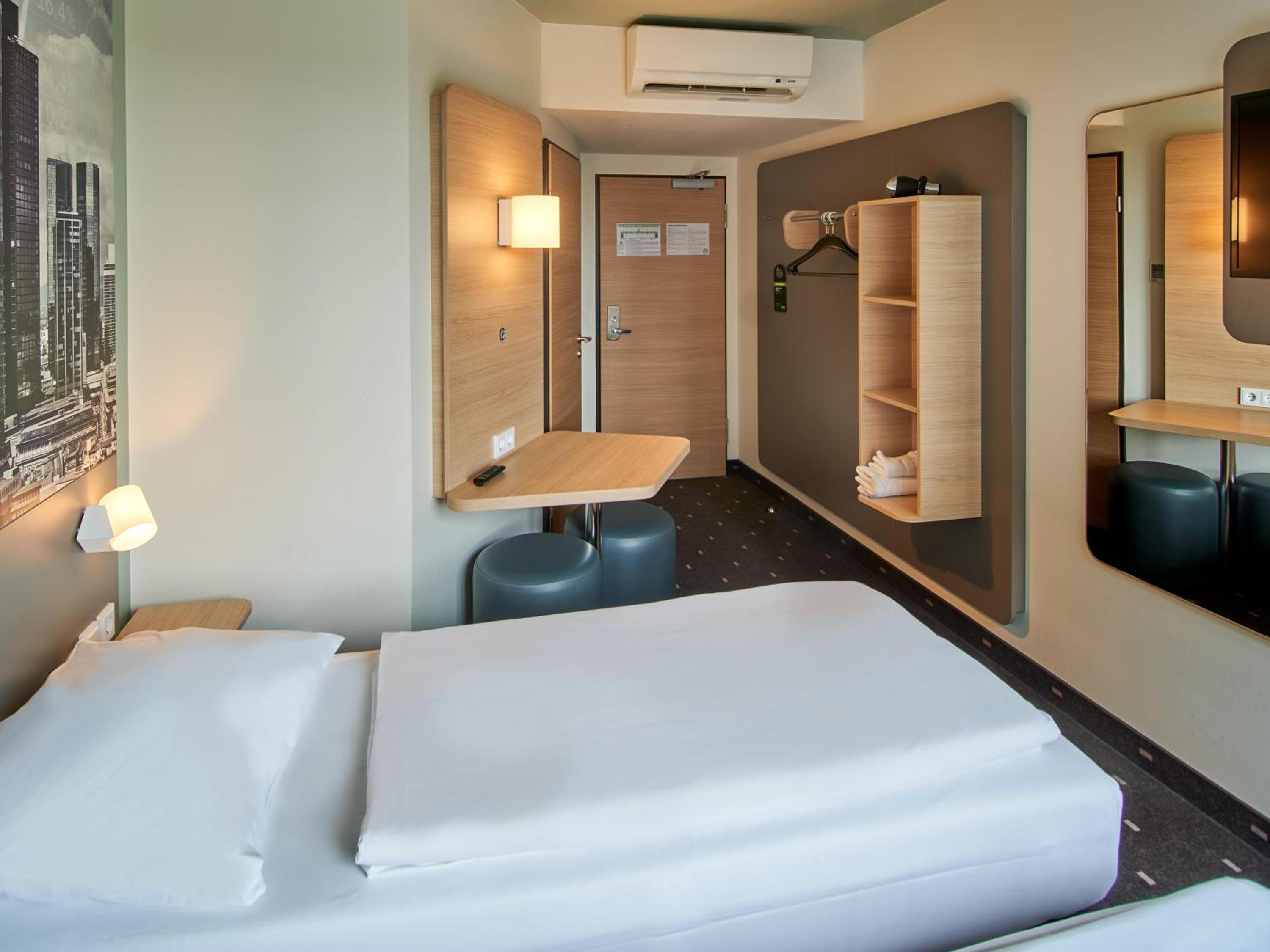 Twin Room - Non-Smoking - Photo 4