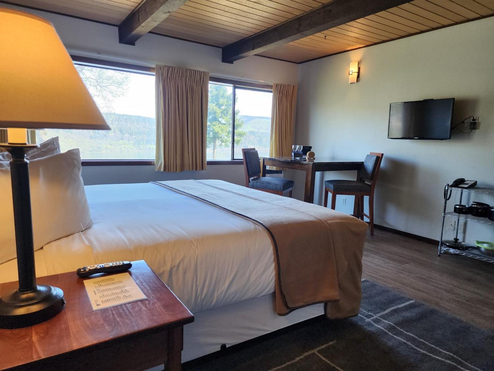 1 King Bed, River View with Kitchenette (No Pets) photo 2