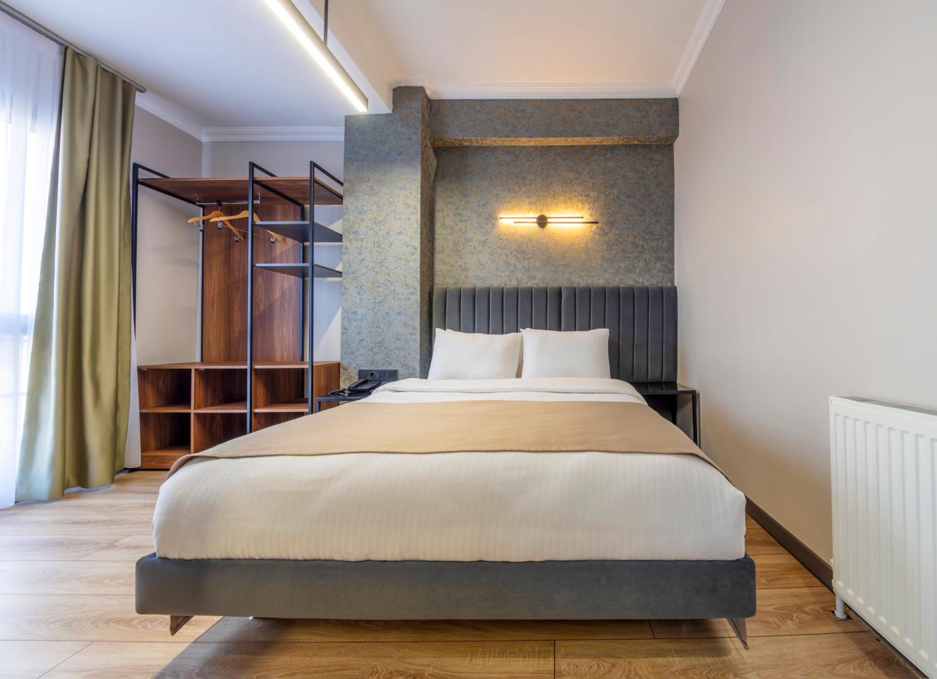 Deluxe Double or Twin Room - Photo 9