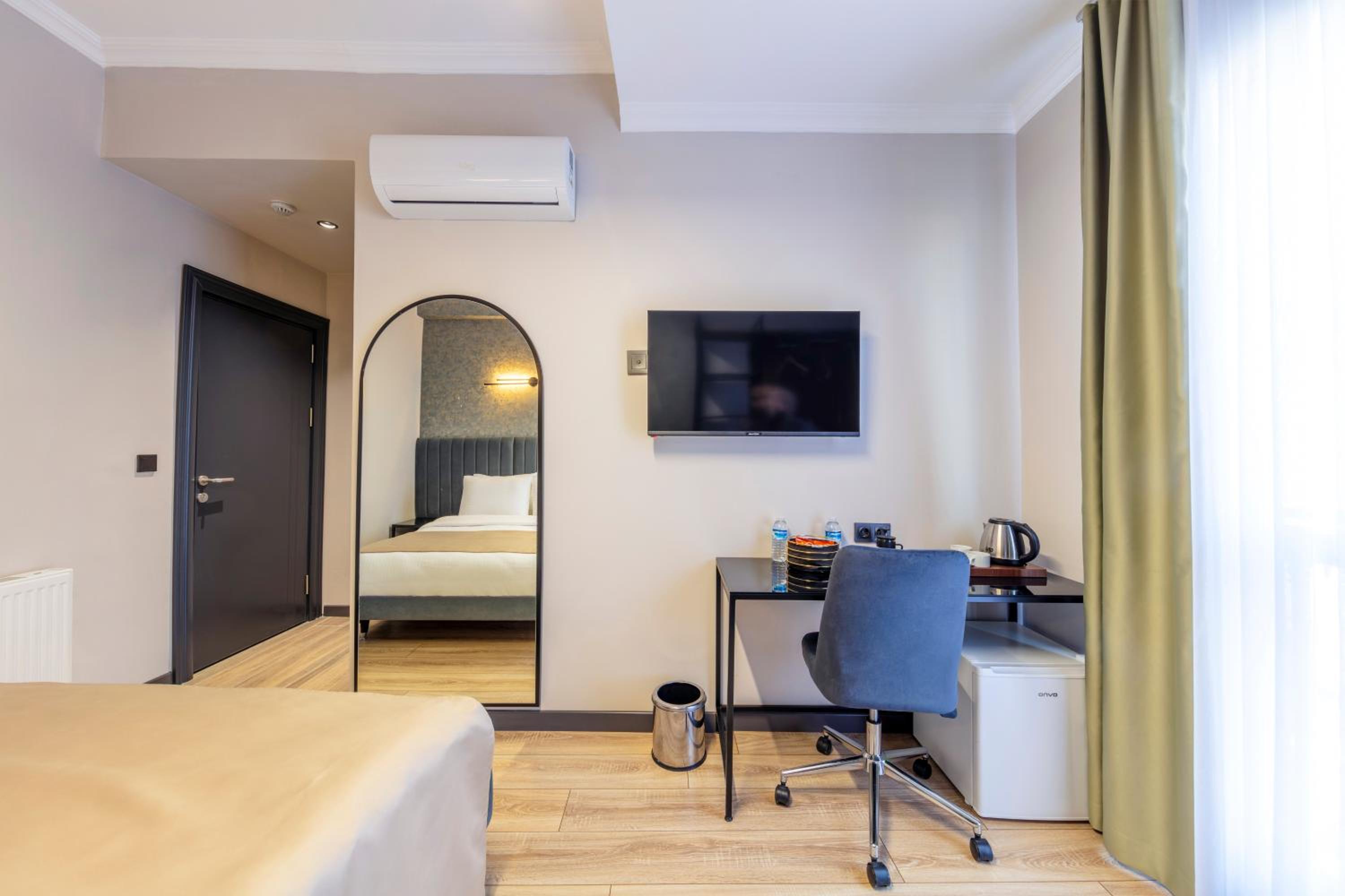 Deluxe Double or Twin Room - Photo 13