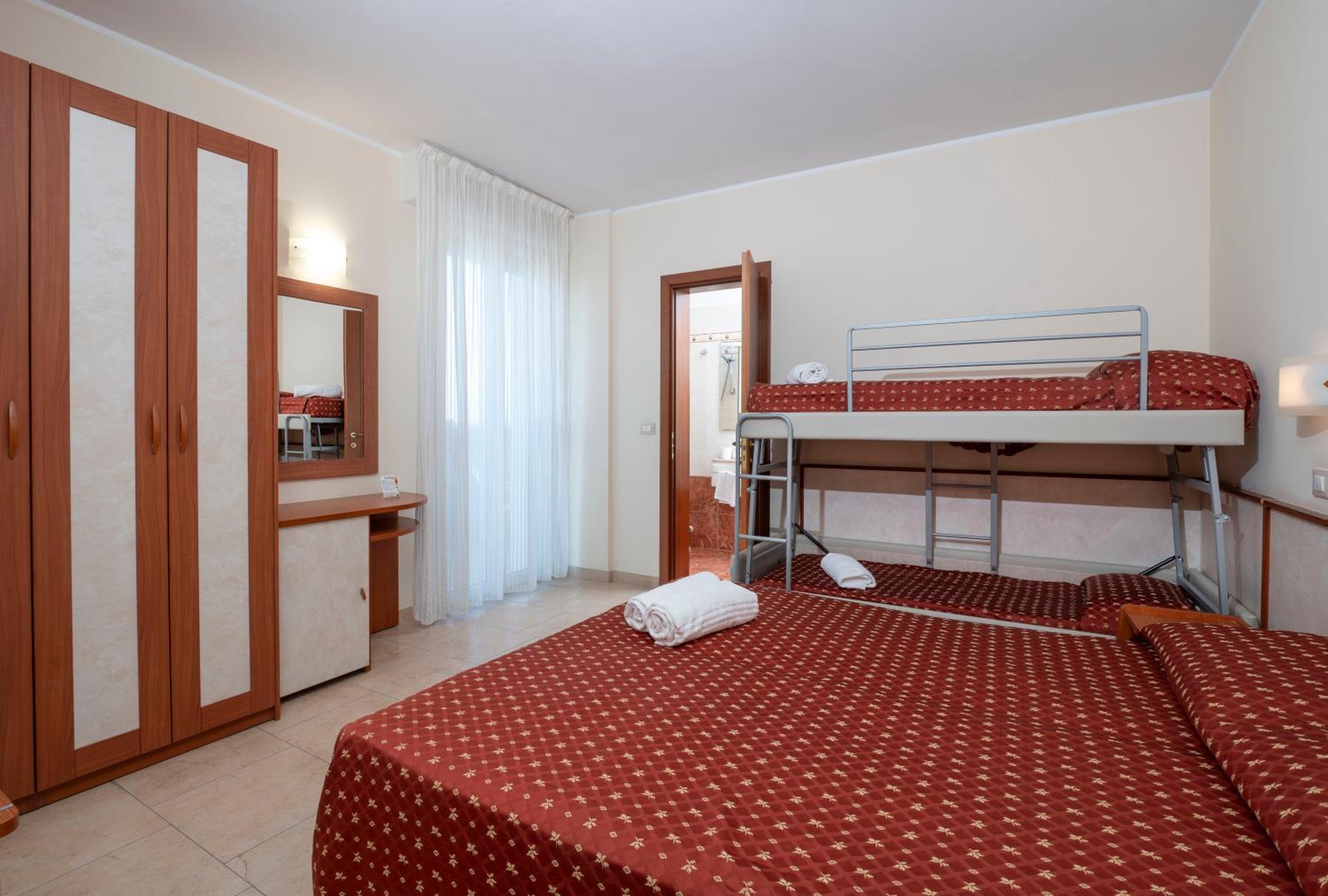 Standard Quadruple Room photo 2