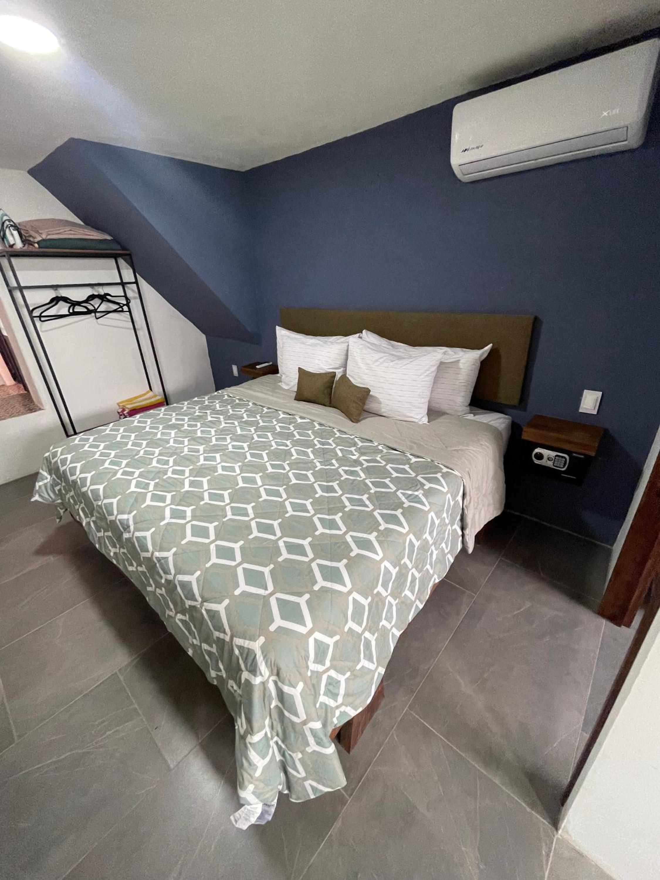 Quadruple Room with Private Bathroom - Photo 11