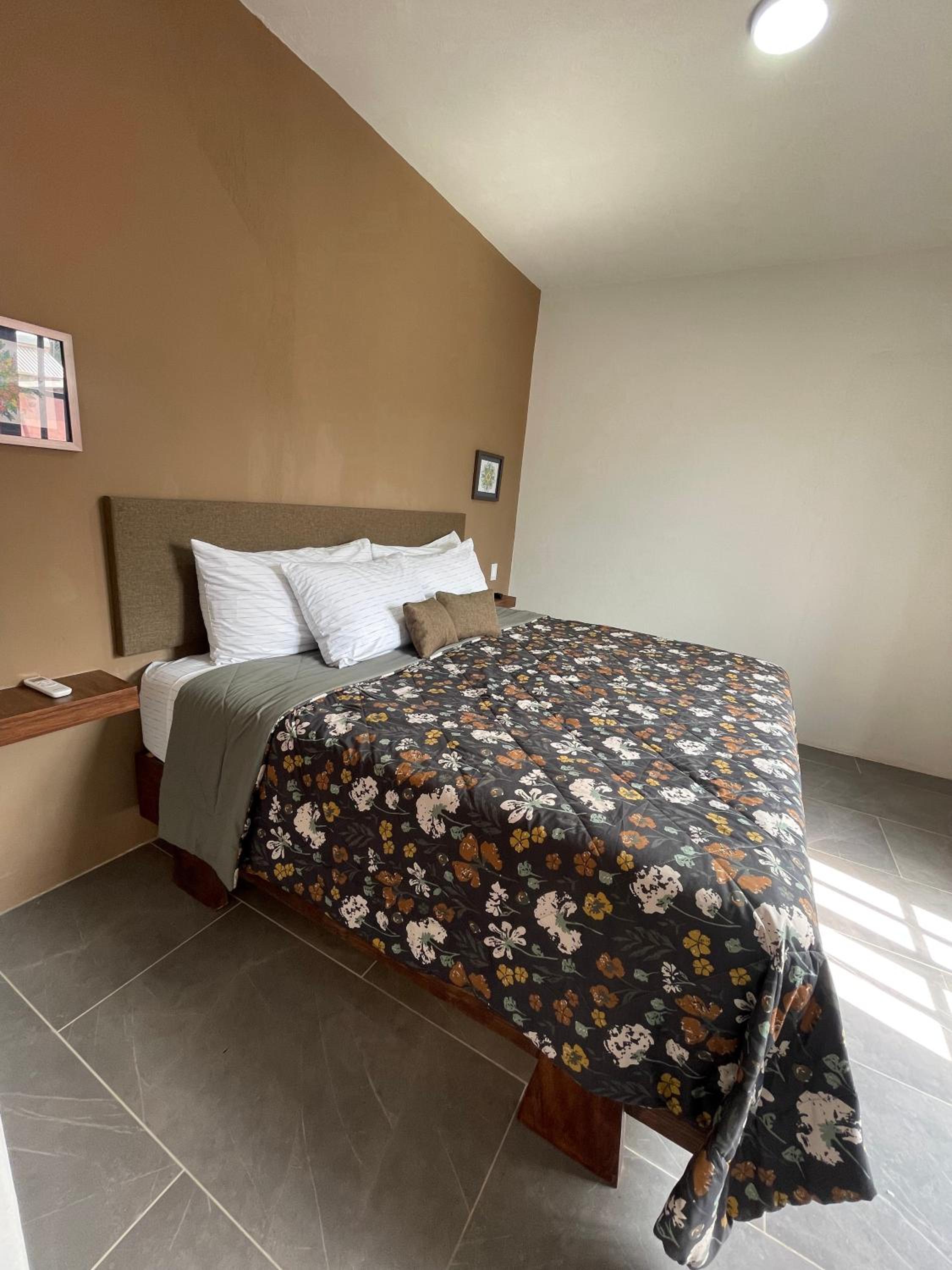 Quadruple Room with Private Bathroom - Photo 12