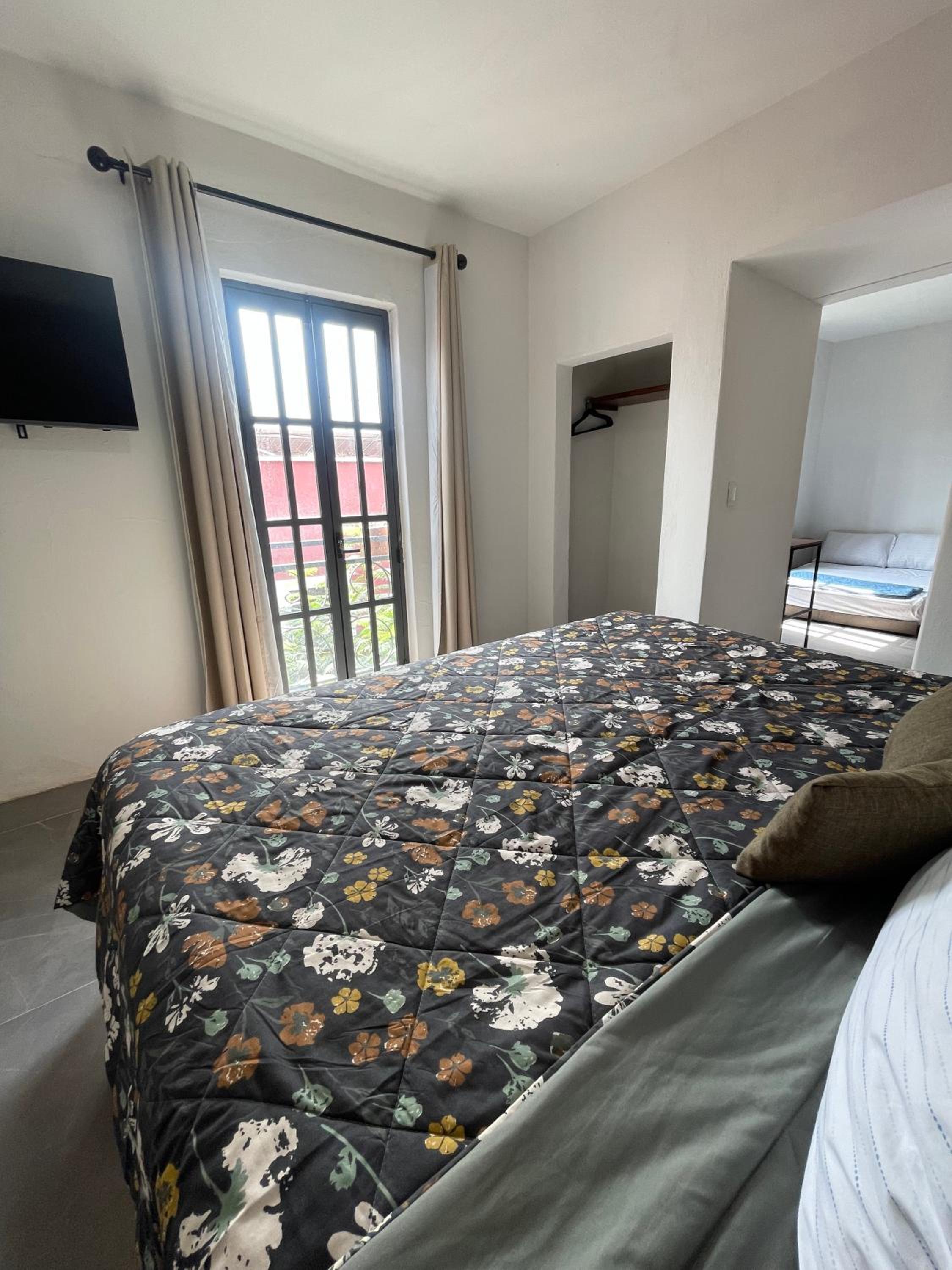 Quadruple Room with Private Bathroom - Photo 6