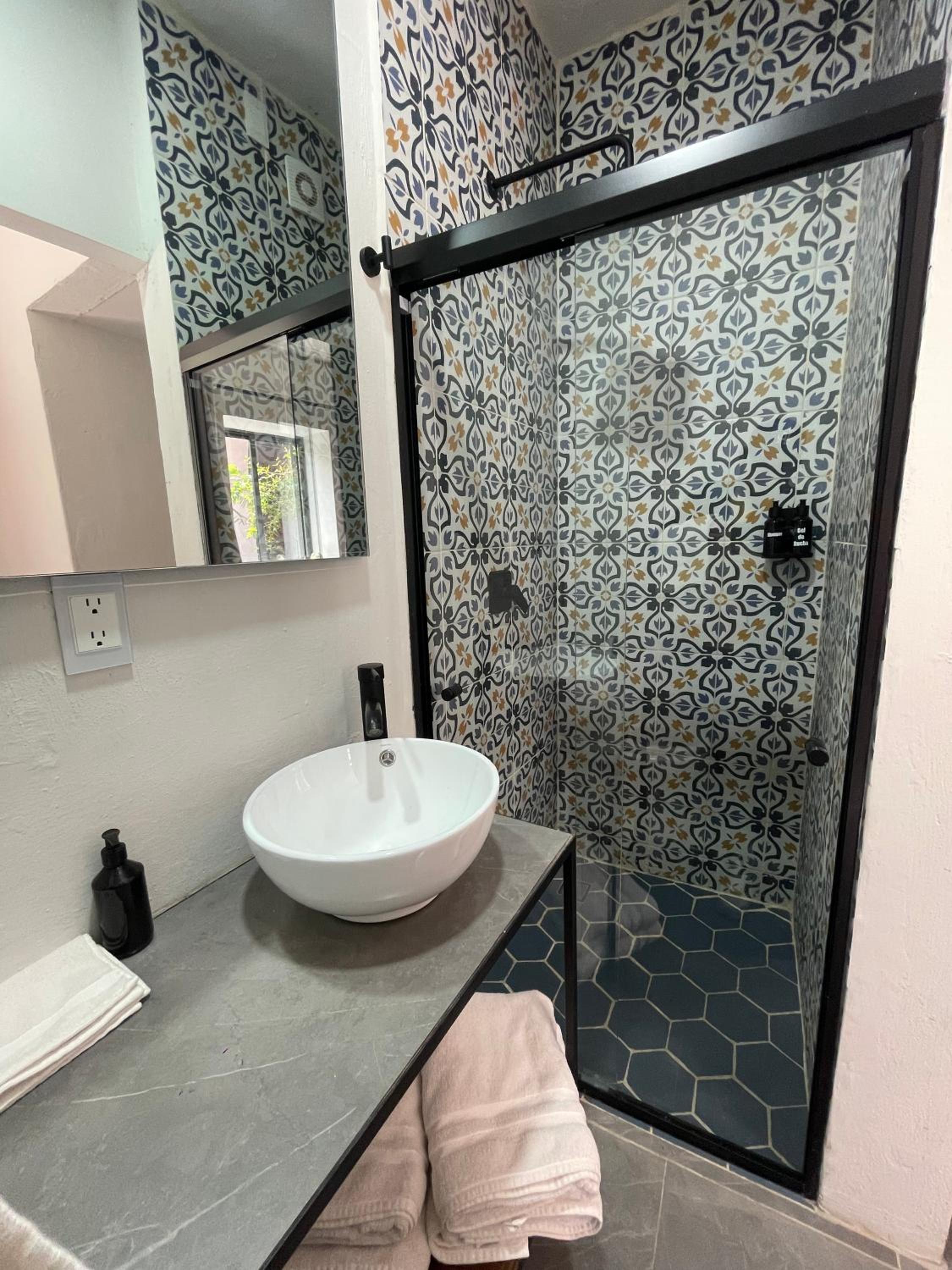 Quadruple Room with Private Bathroom - Photo 9