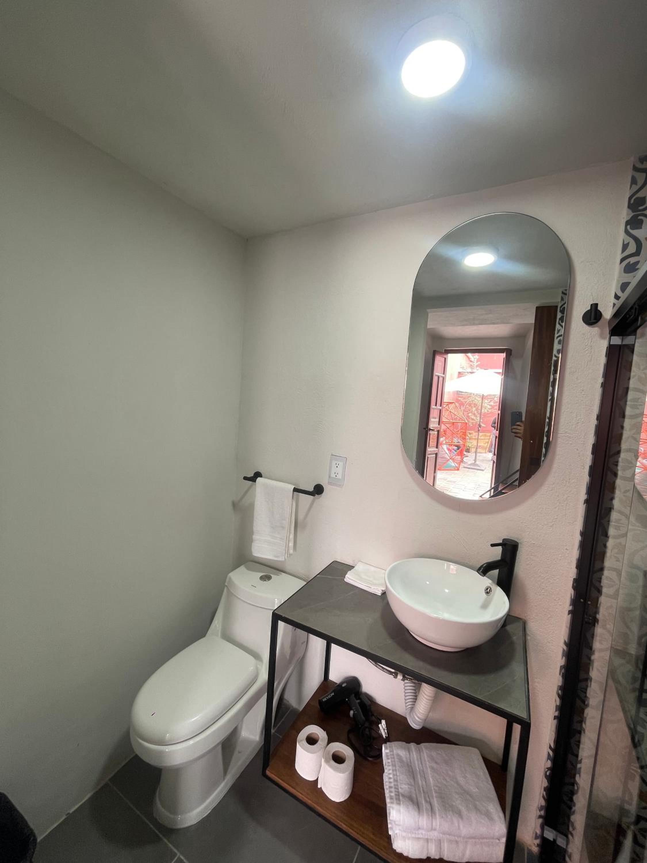 Double Room with Private Bathroom - Photo 10