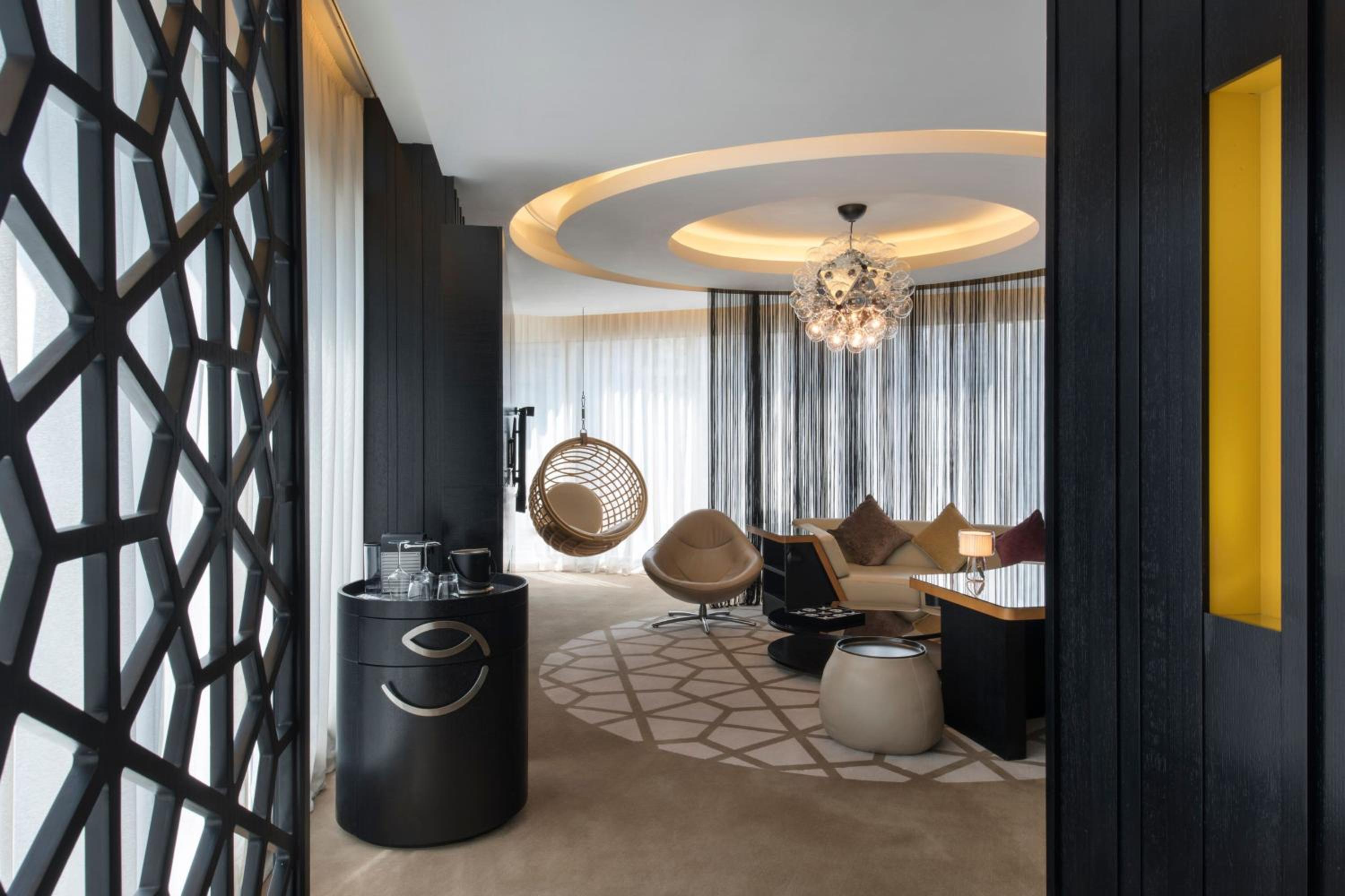 W One-Bedroom Executive King Suite with City View - Photo 4