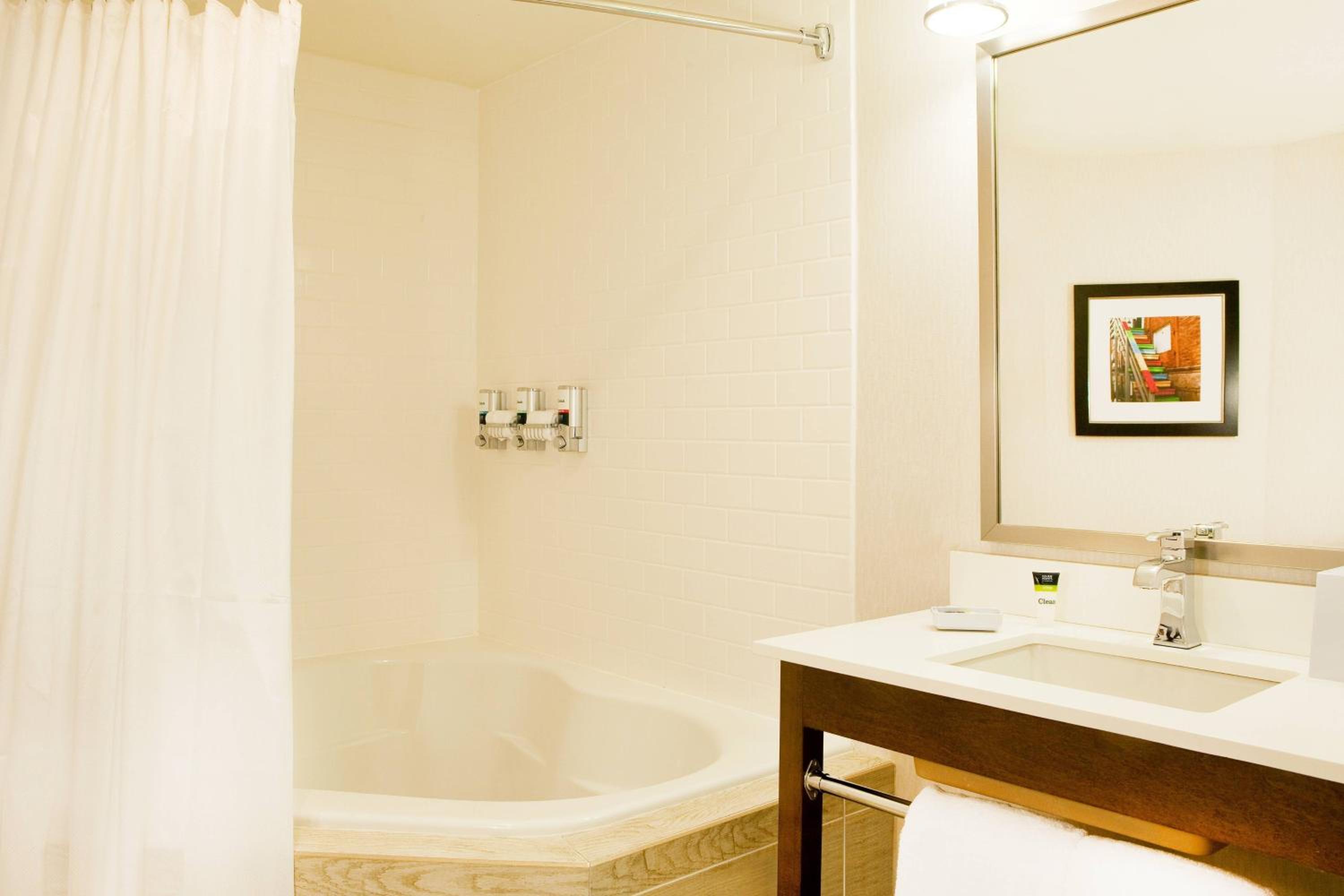 Guest room, 1 King, Whirlpool  - Photo 3