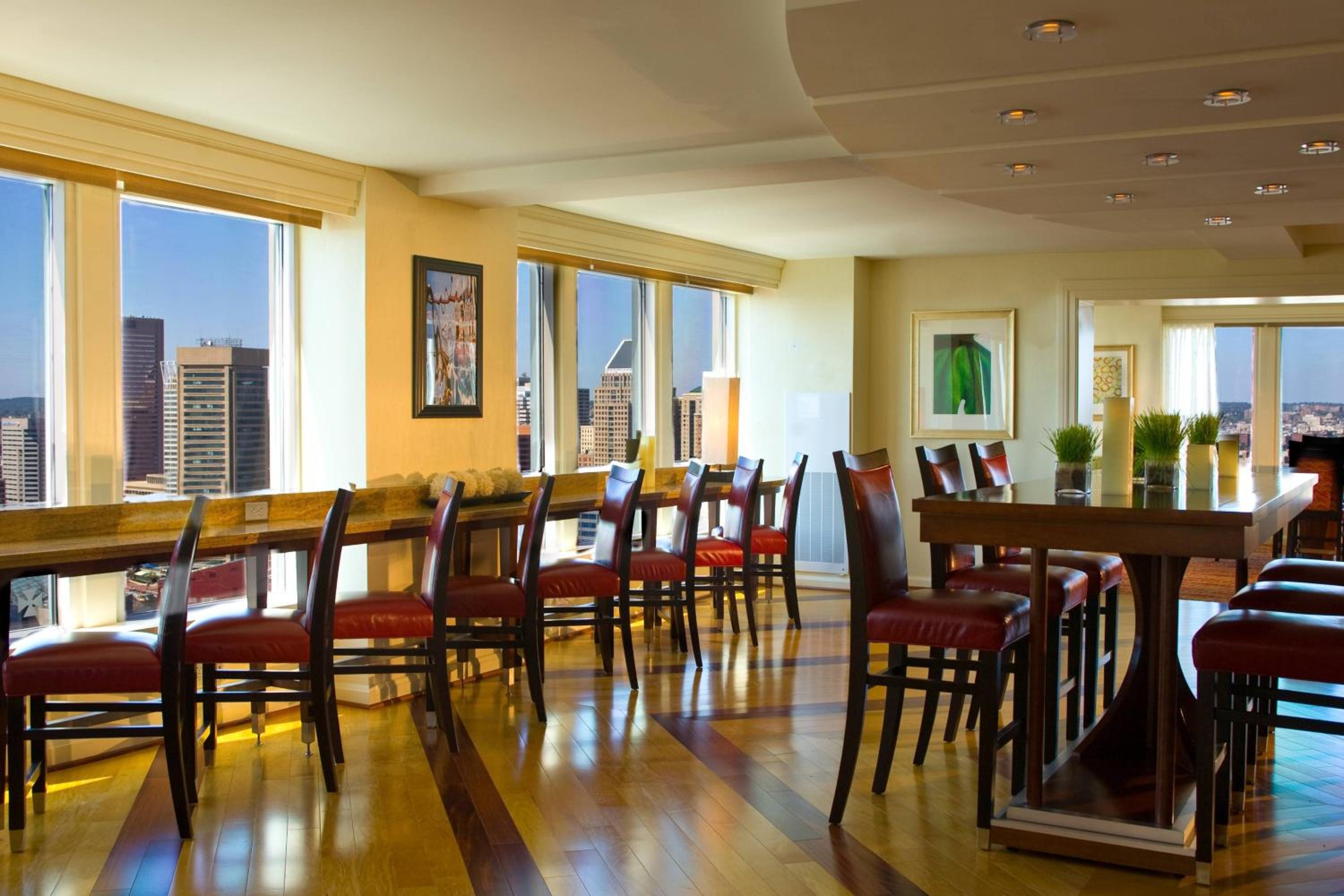 Club Level King Room - Photo 8