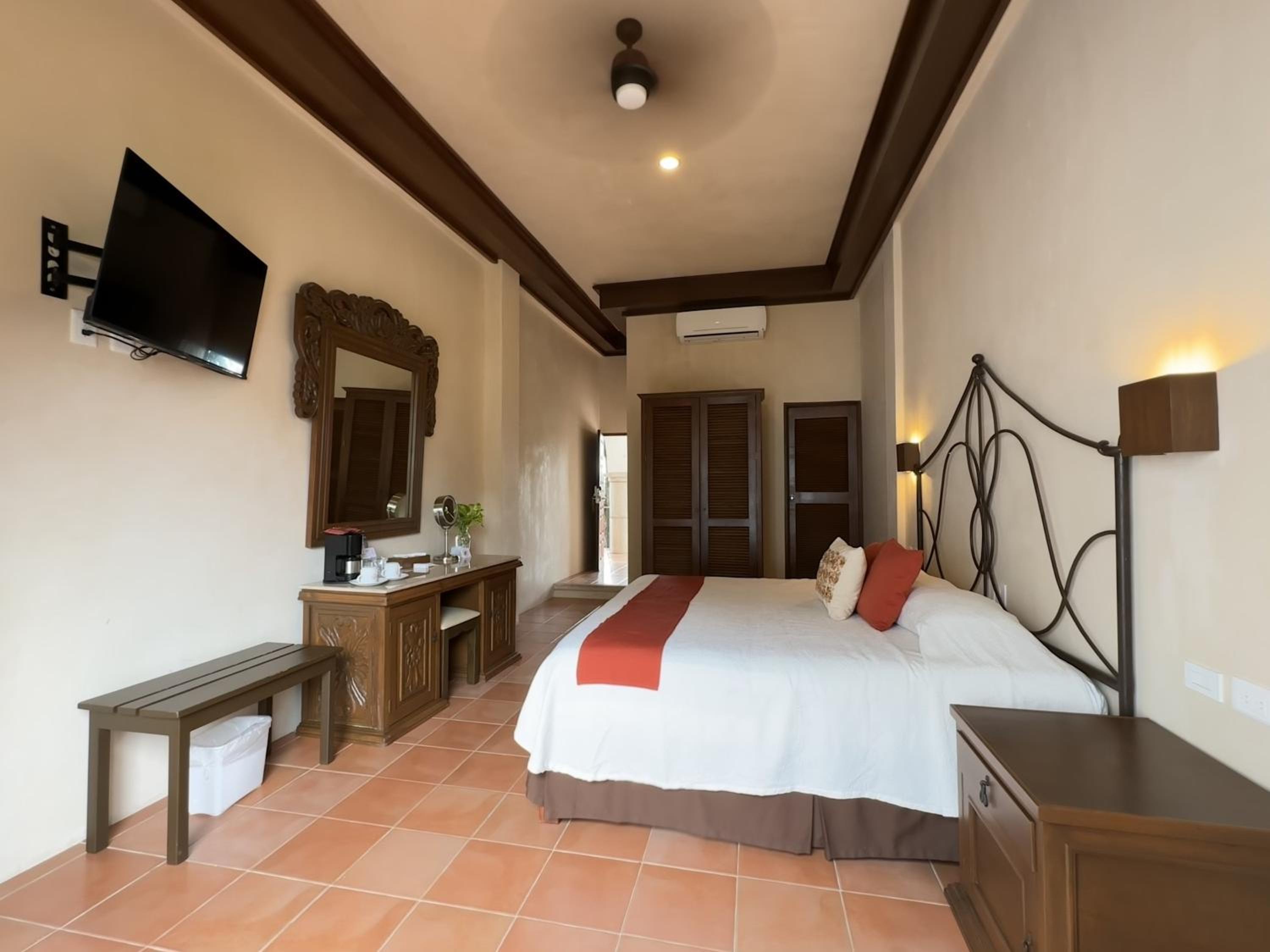 Superior King Room - Photo 1
