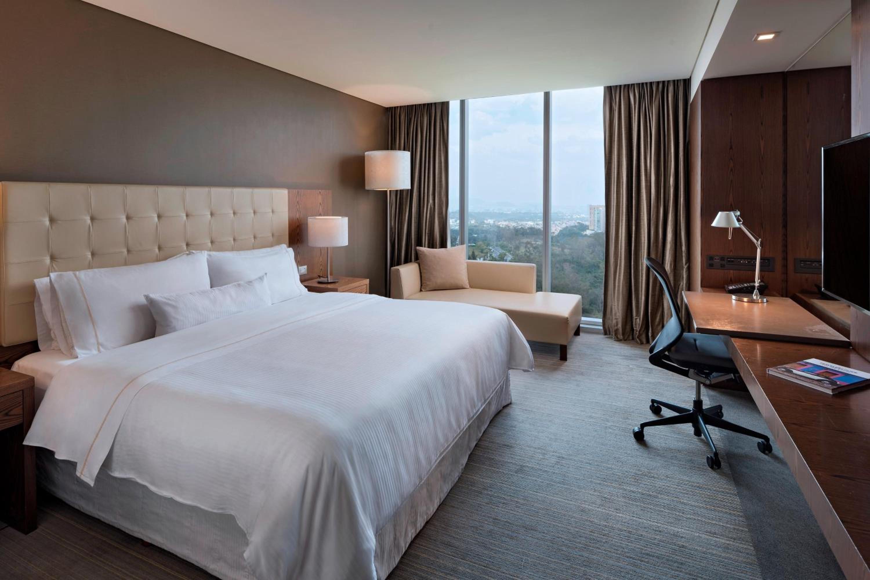 Deluxe King Room - Club Lounge Access - Photo 2