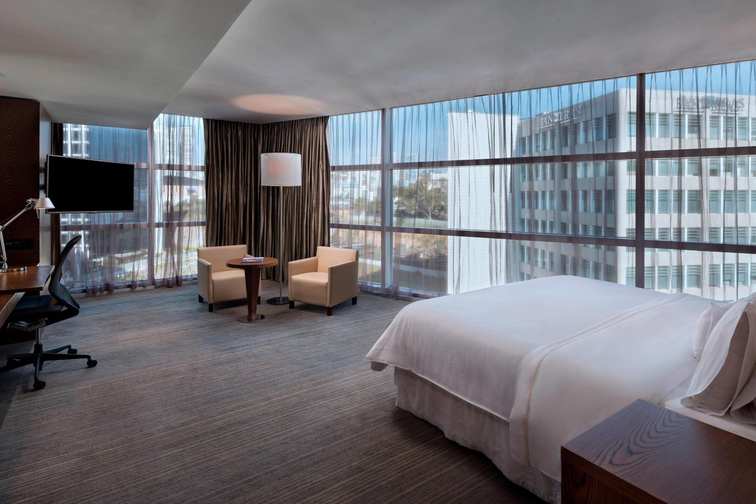 Club Corner, Club lounge access, Larger Guest room, 1 King - Photo 1