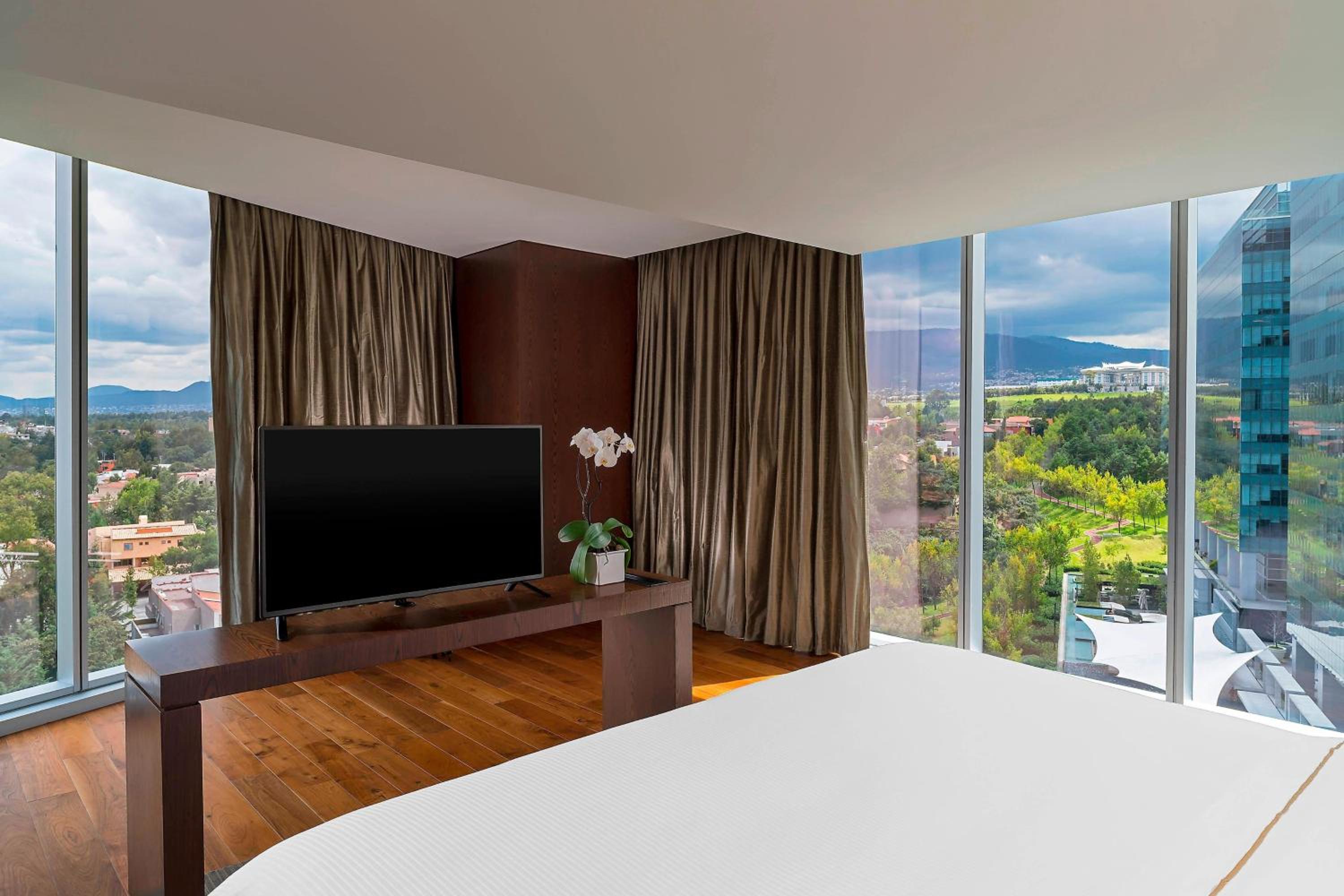 Master Suite, Club lounge access, 1 Bedroom Junior Suite - Photo 1