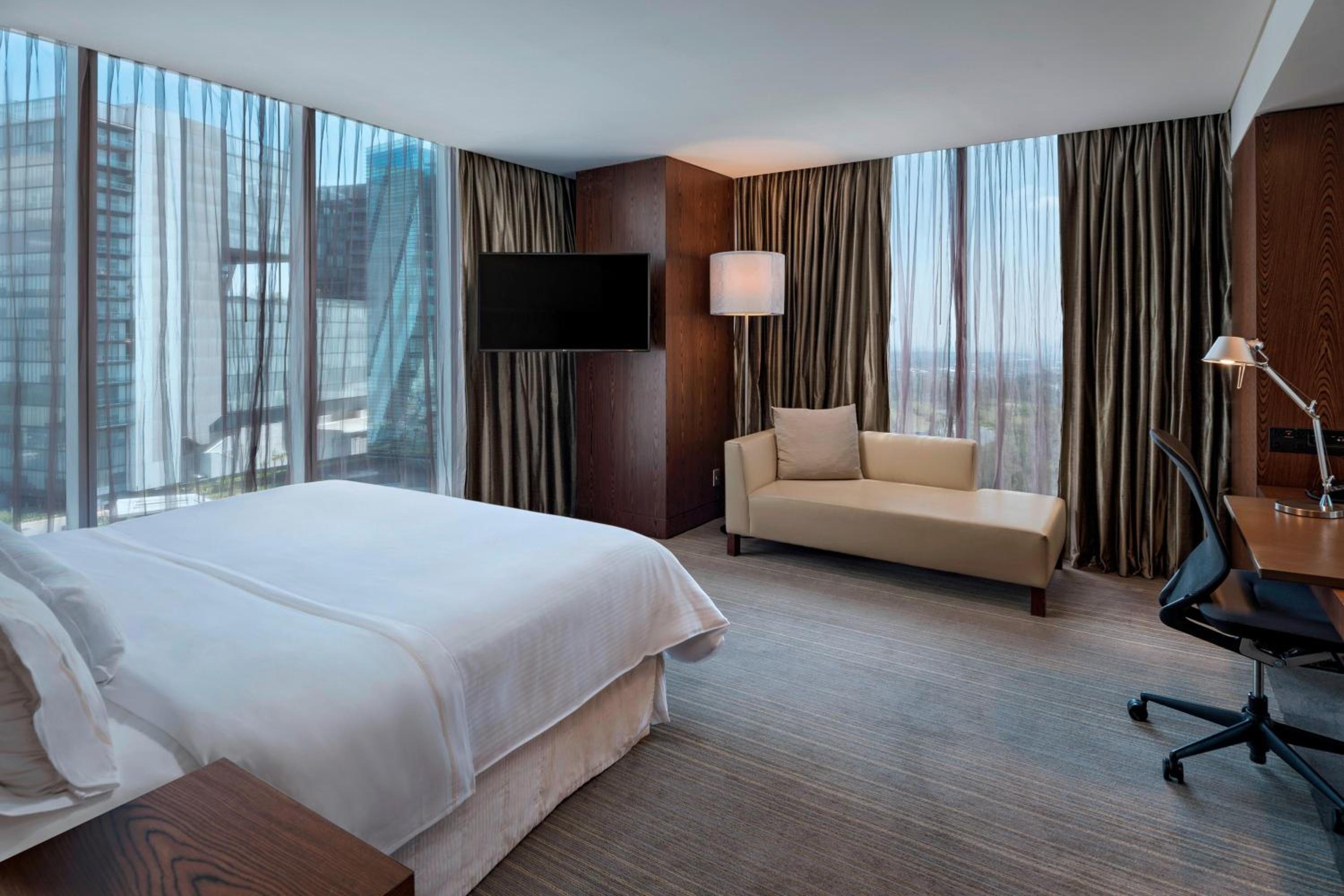 Club Corner, Club lounge access, Larger Guest room, 1 King - Photo 4