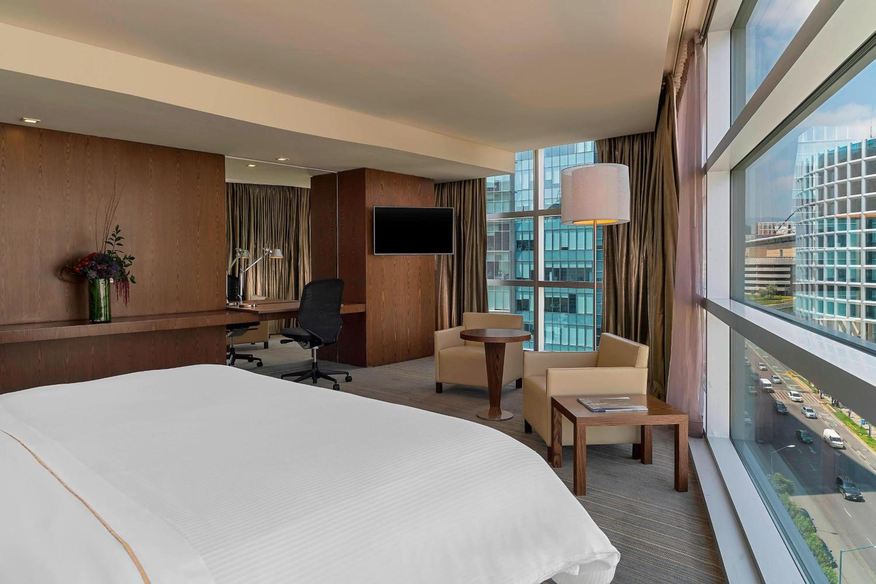 Club Corner, Club lounge access, Larger Guest room, 1 King - Photo 3