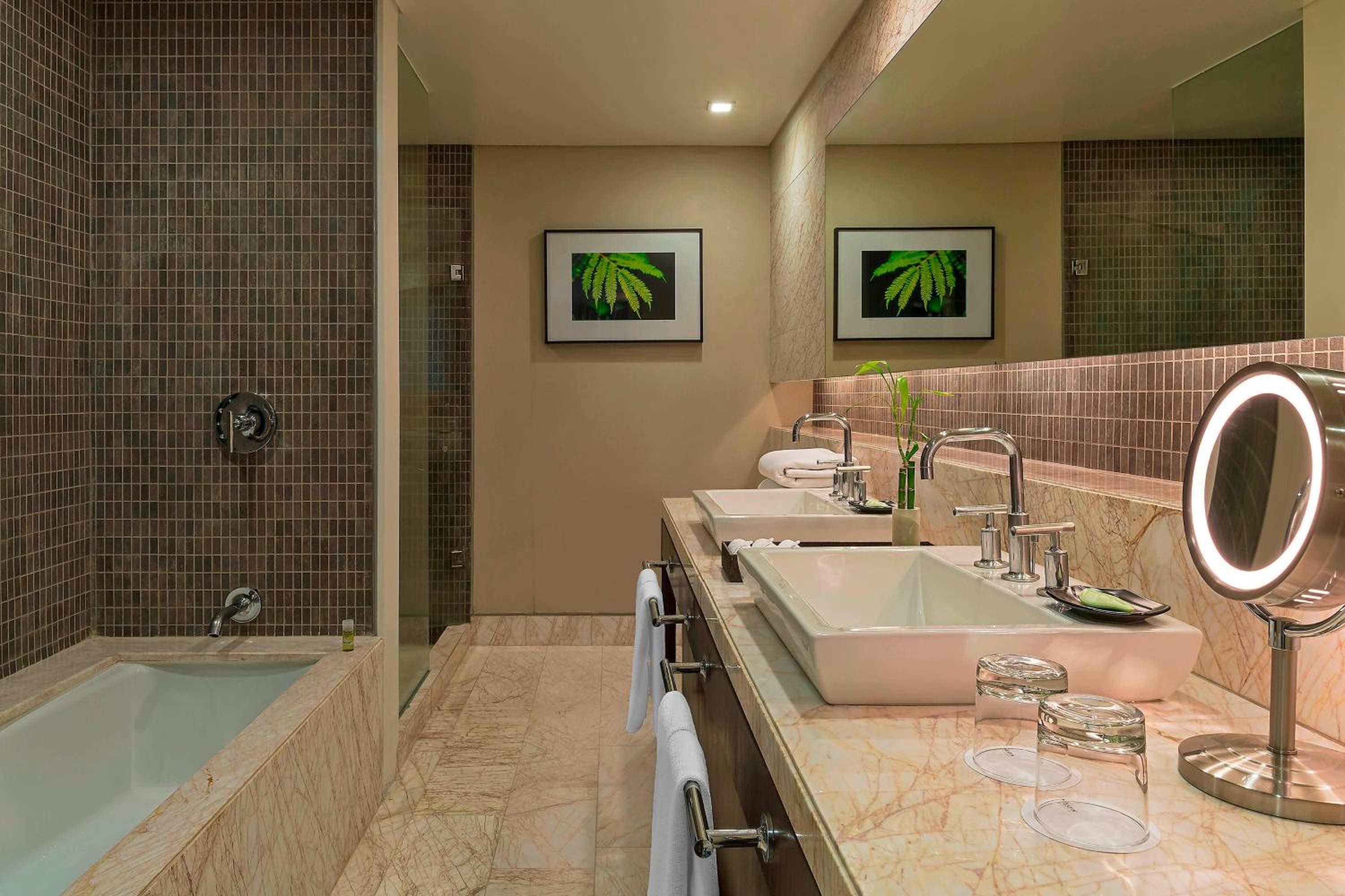 Premium Suite, Club lounge access, 1 Bedroom Suite, 1 King - Photo 2