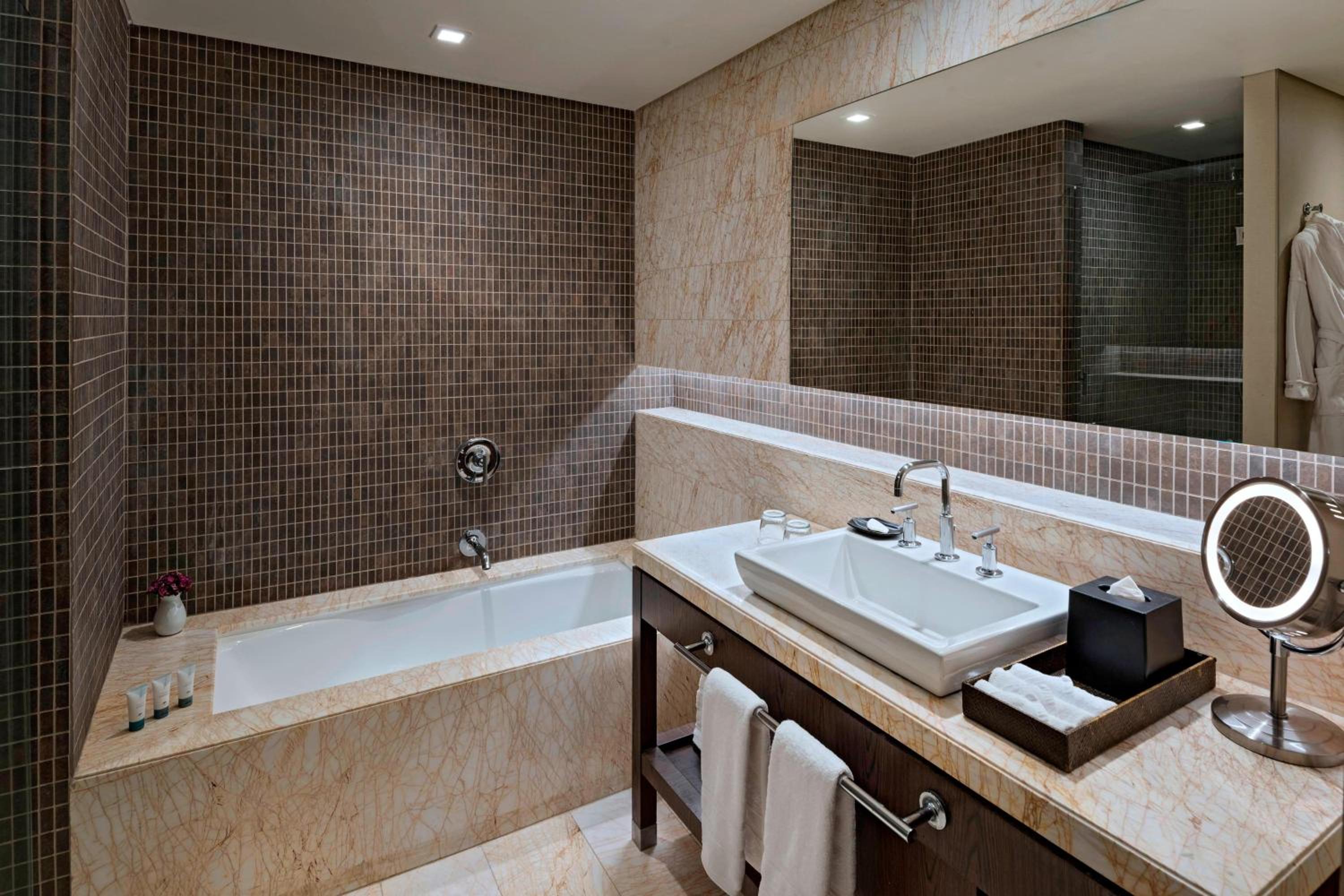 Deluxe King Corner Suite with Club Lounge Access