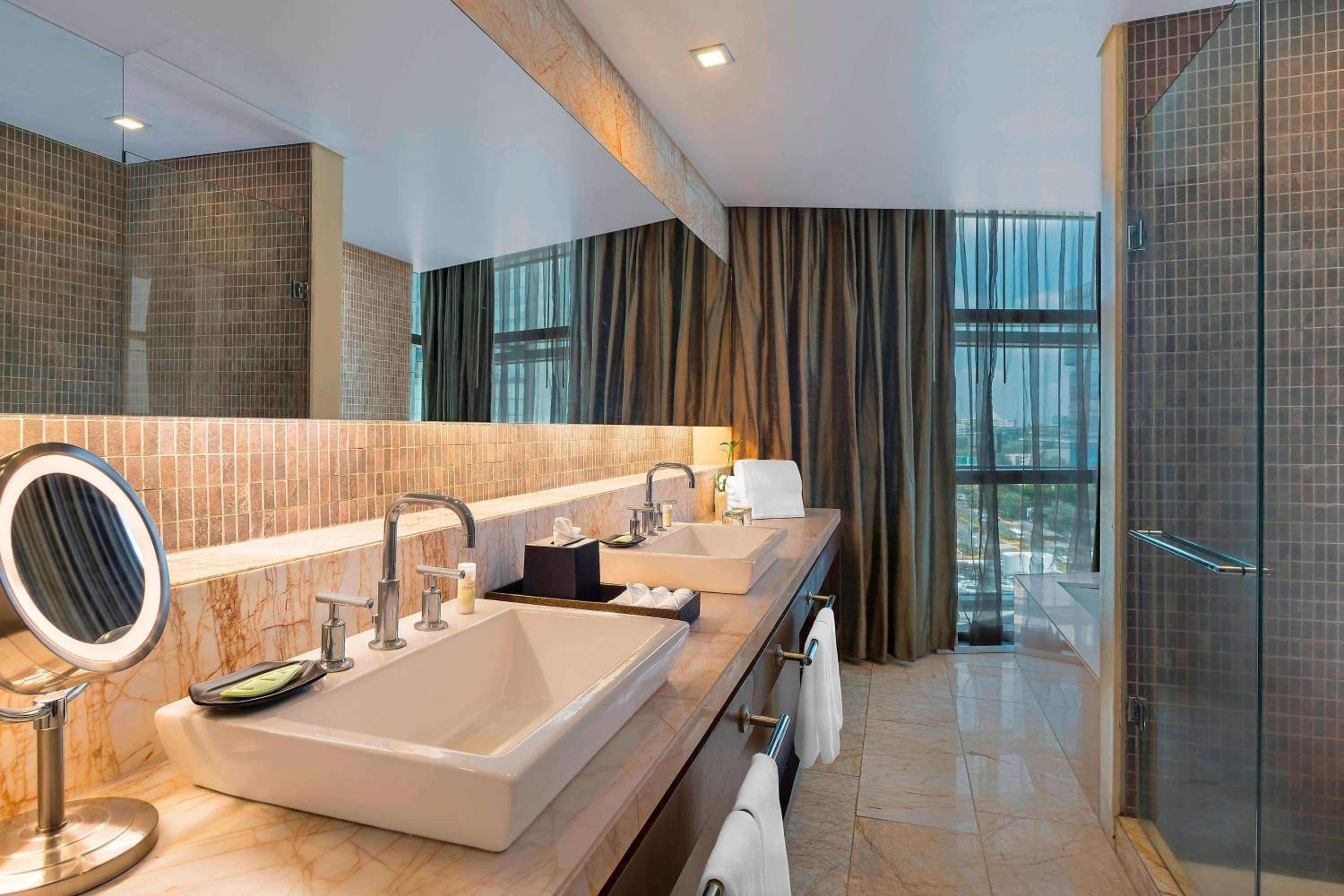Club Corner, Club lounge access, Larger Guest room, 1 King - Photo 2