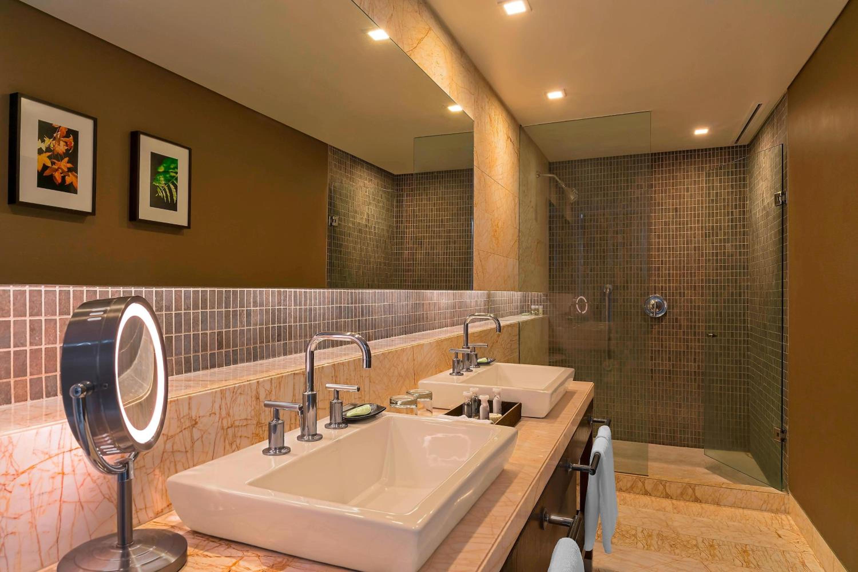 Master Suite, Club lounge access, 1 Bedroom Junior Suite - Photo 4