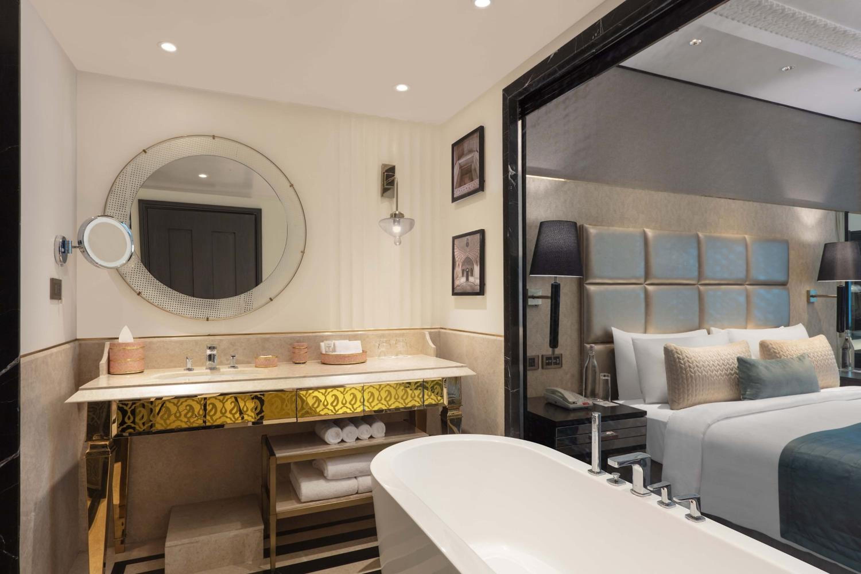 King Room with City View - Club Level - Photo 7