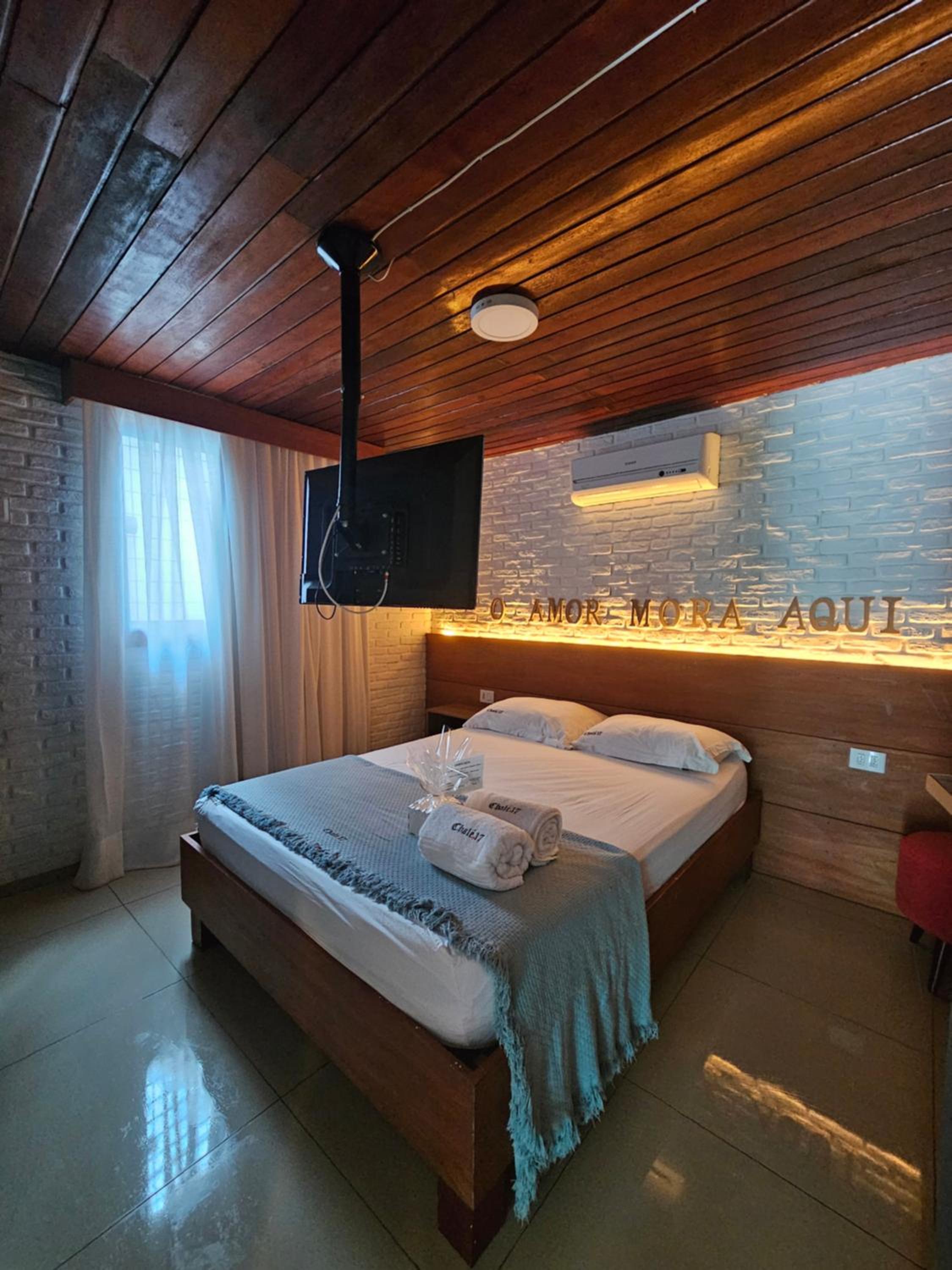 Five-Bedroom House photo 1