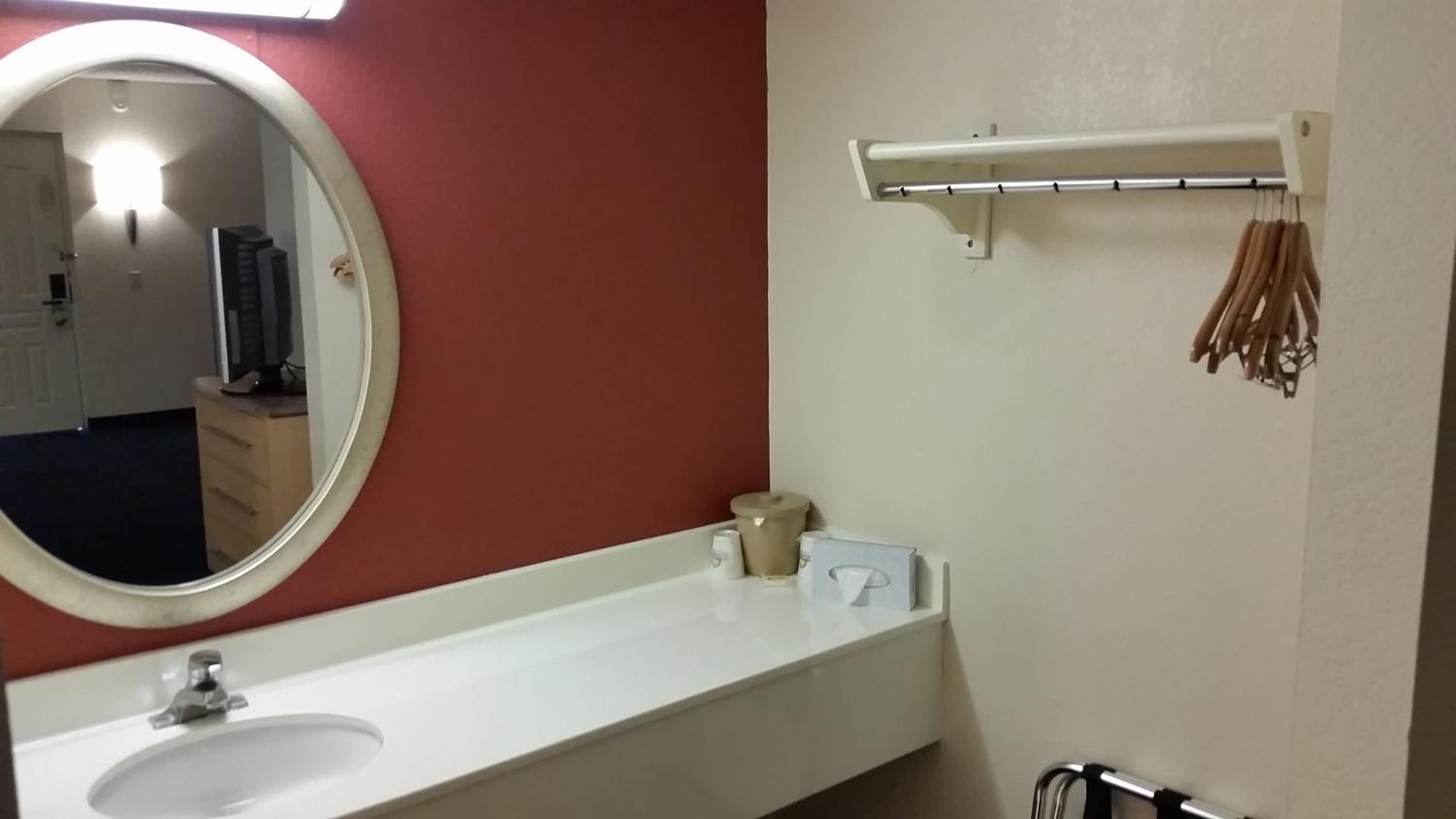 King Room with Roll-in Shower - Mobility Access/Non-Smoking photo 2
