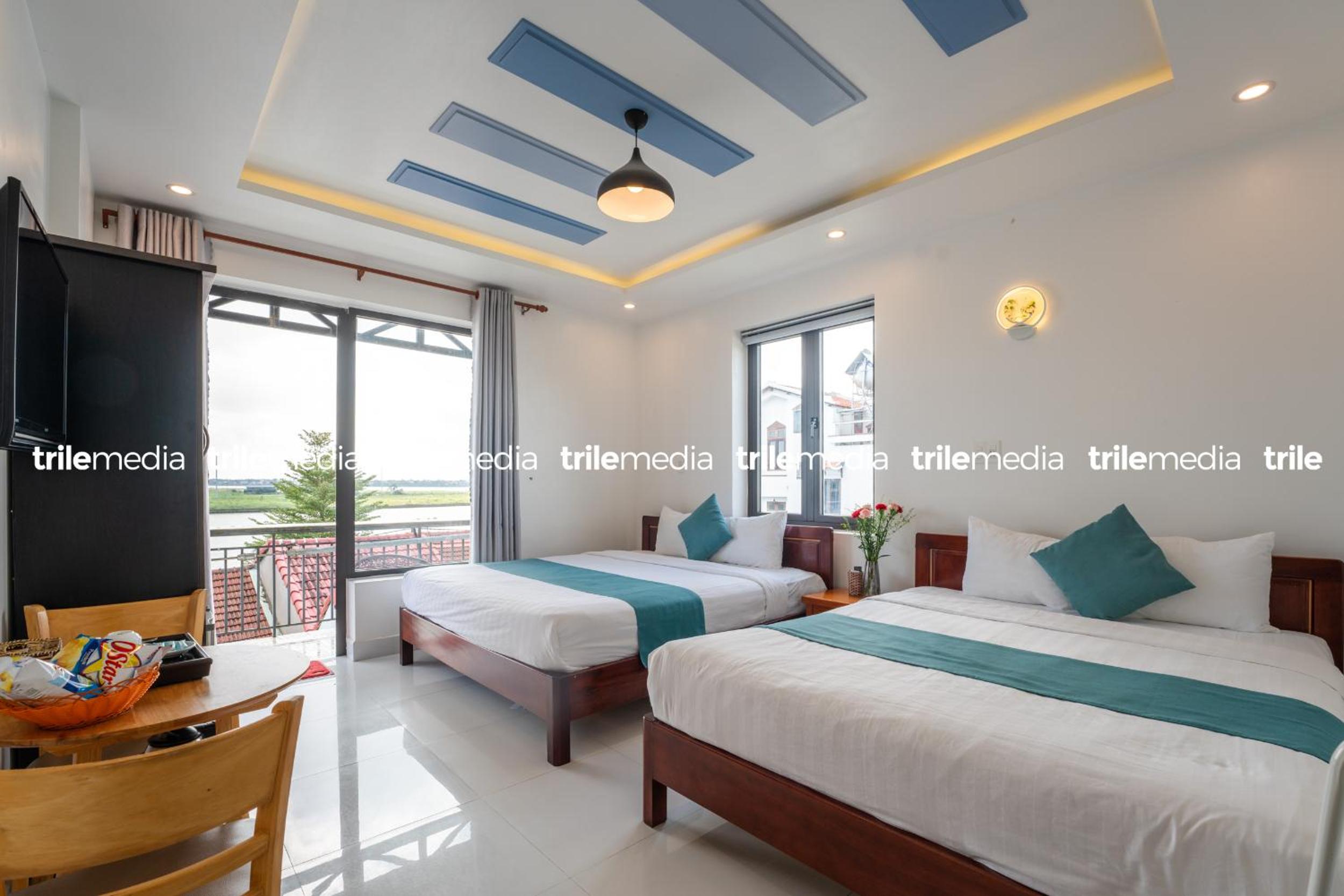 Family Room with Balcony photo 2