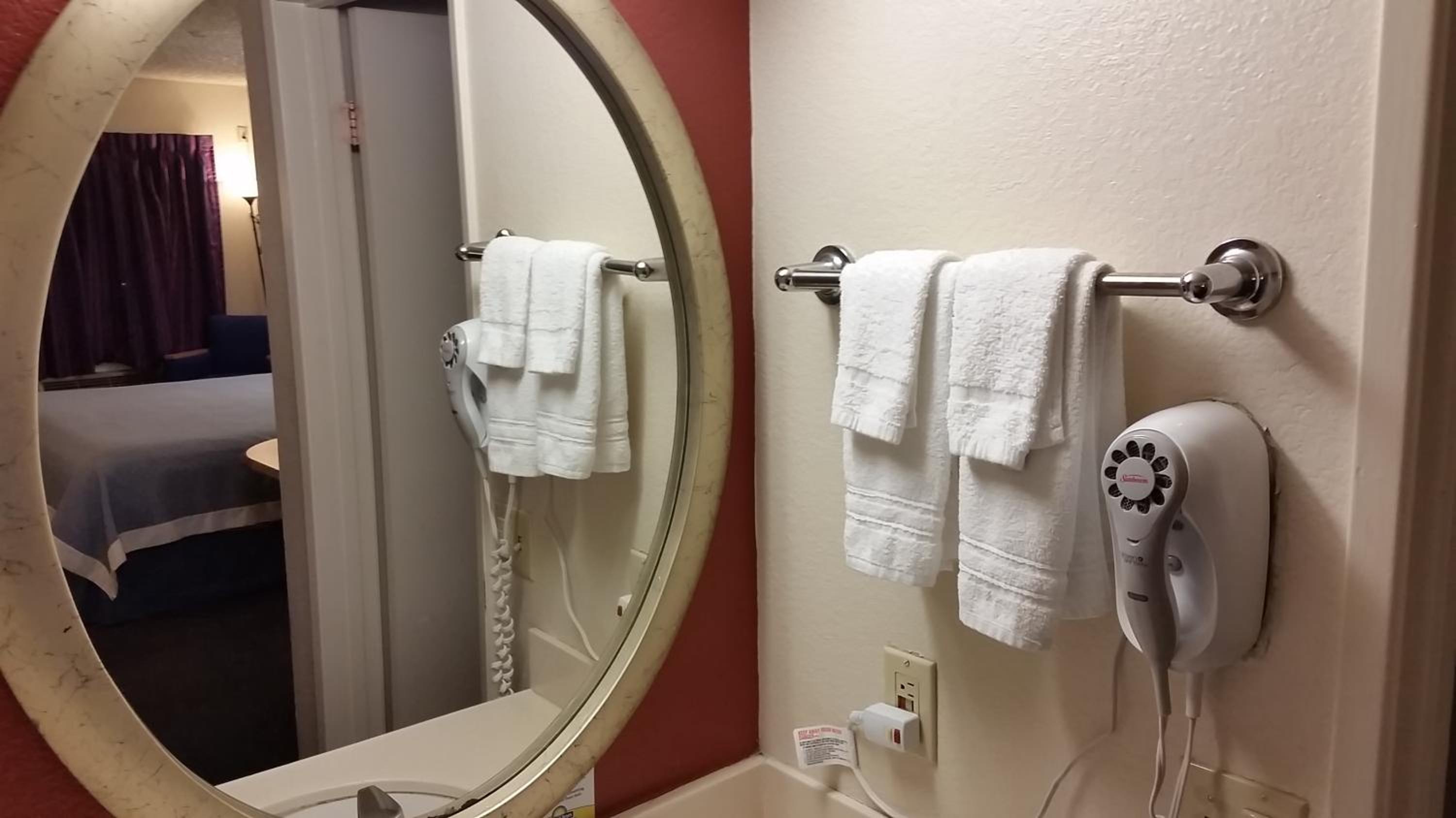 King Room with Roll-in Shower - Mobility Access/Non-Smoking photo 3