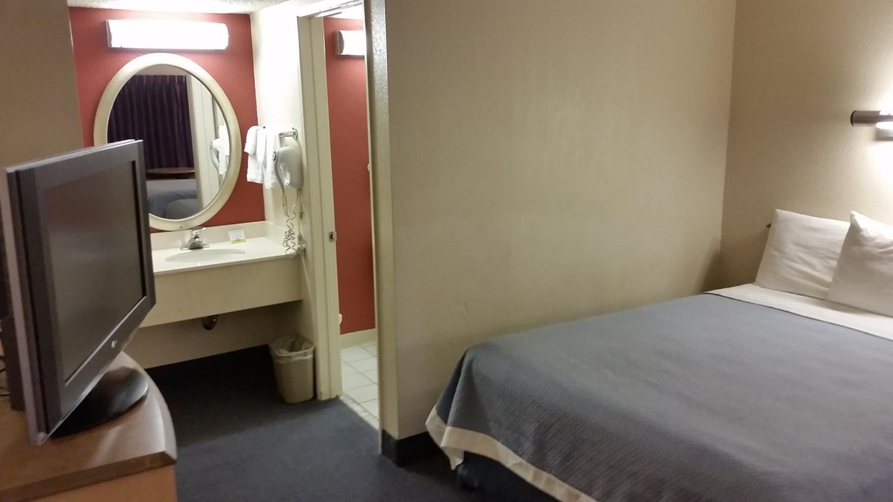 Studio Suite with Two Queen Beds - Non-Smoking photo 2