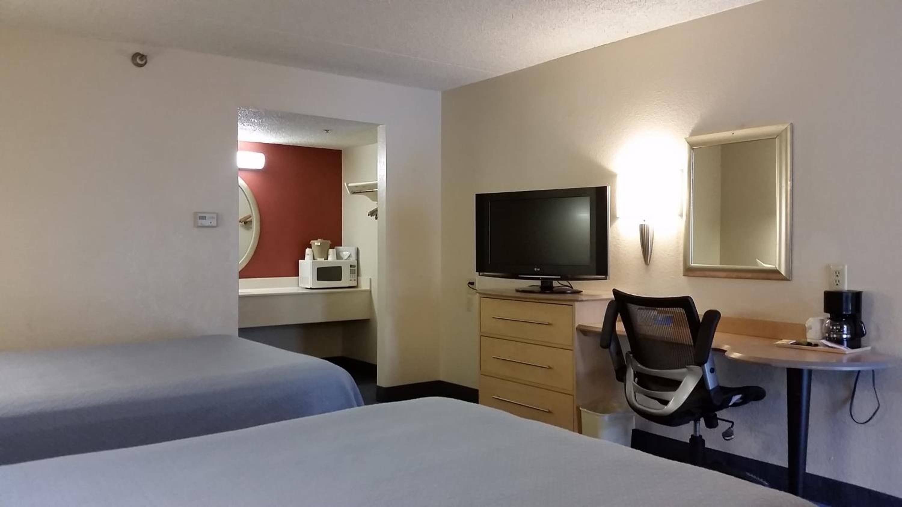 Queen Room with Two Queen Beds - Non-Smoking photo 3