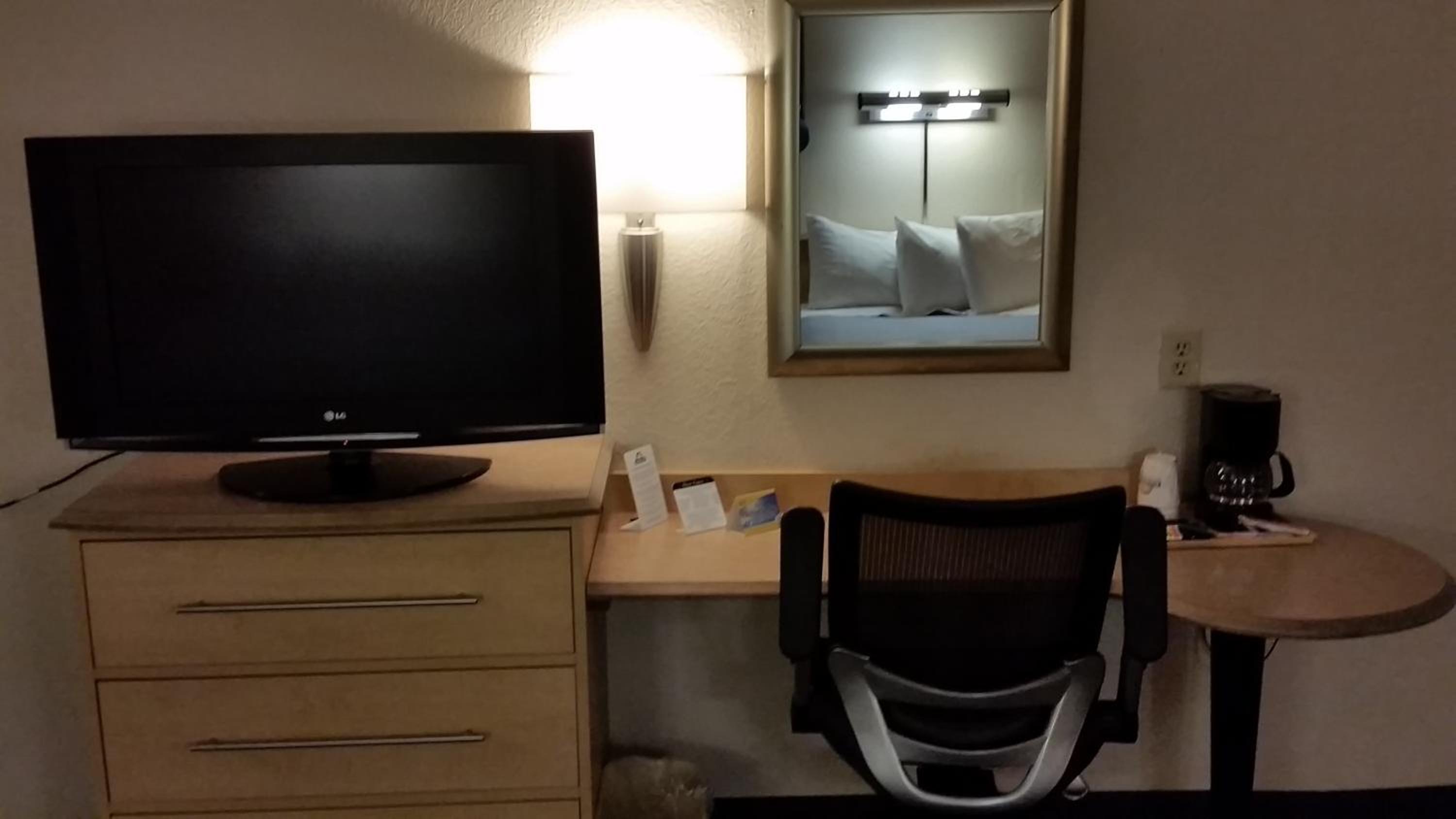 Queen Room with Two Queen Beds - Non-Smoking photo 2