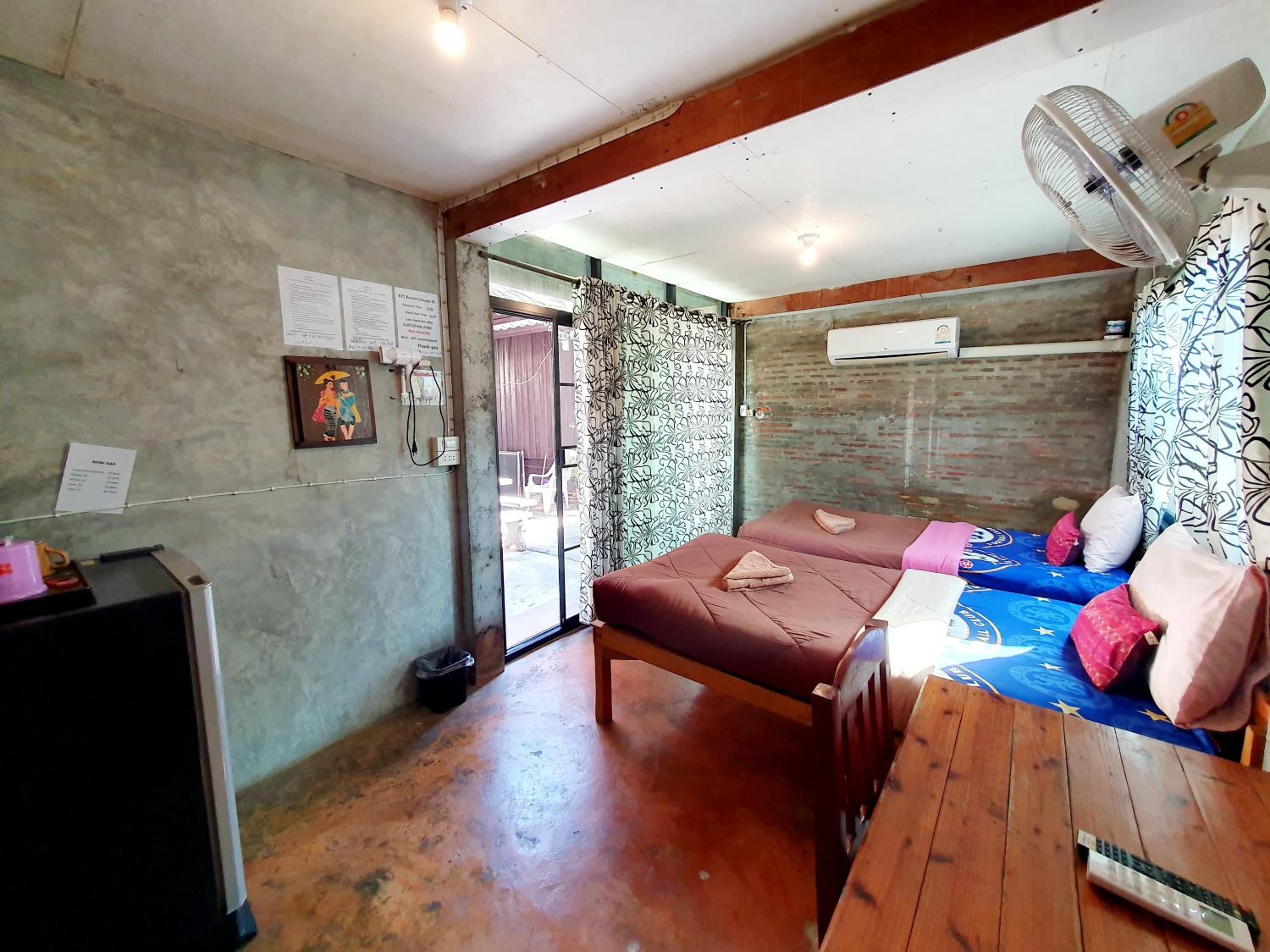 Twin Room with Private Bathroom photo 2