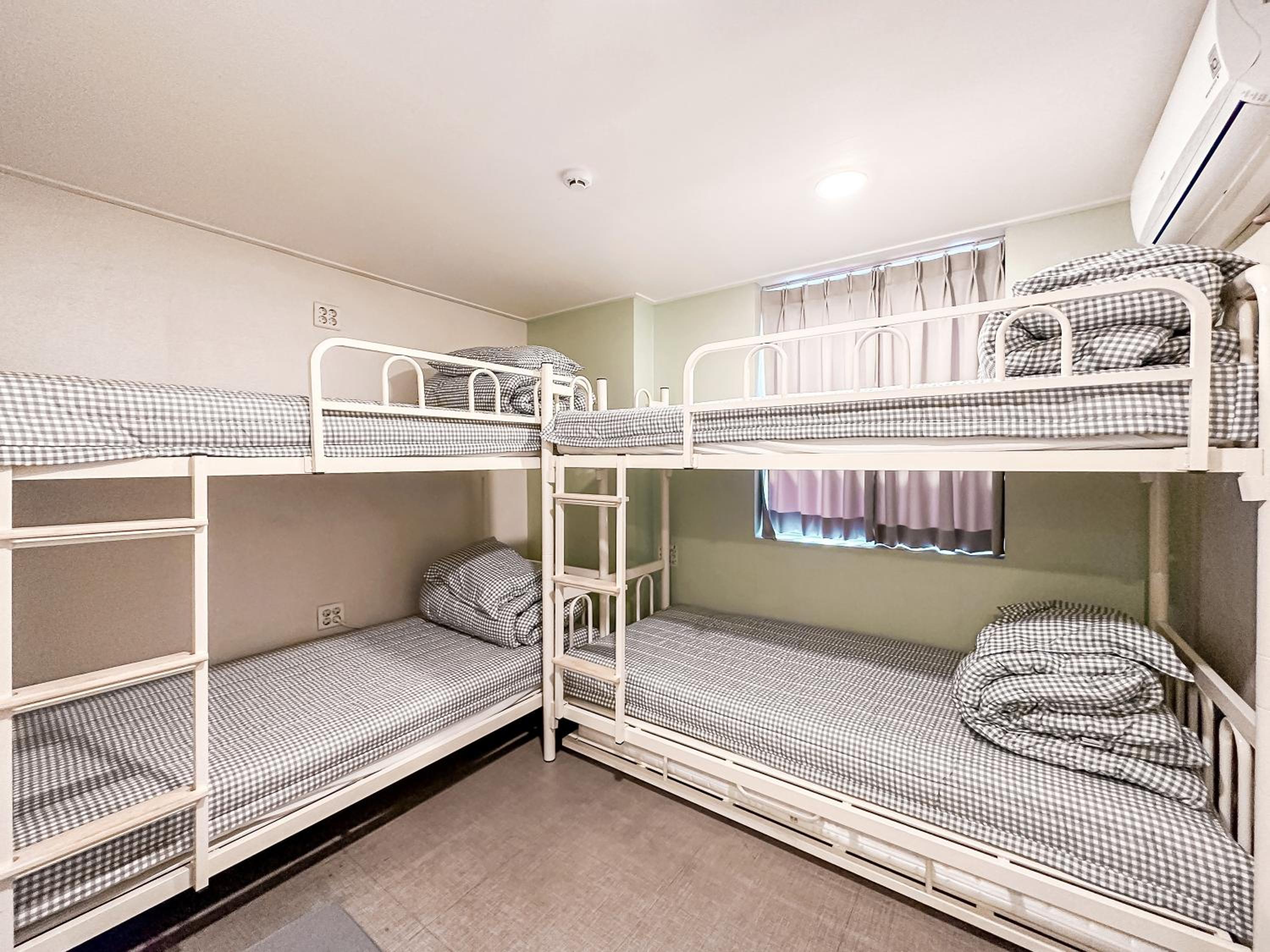 Bed in 4-Bed Male Dormitory Room photo 3
