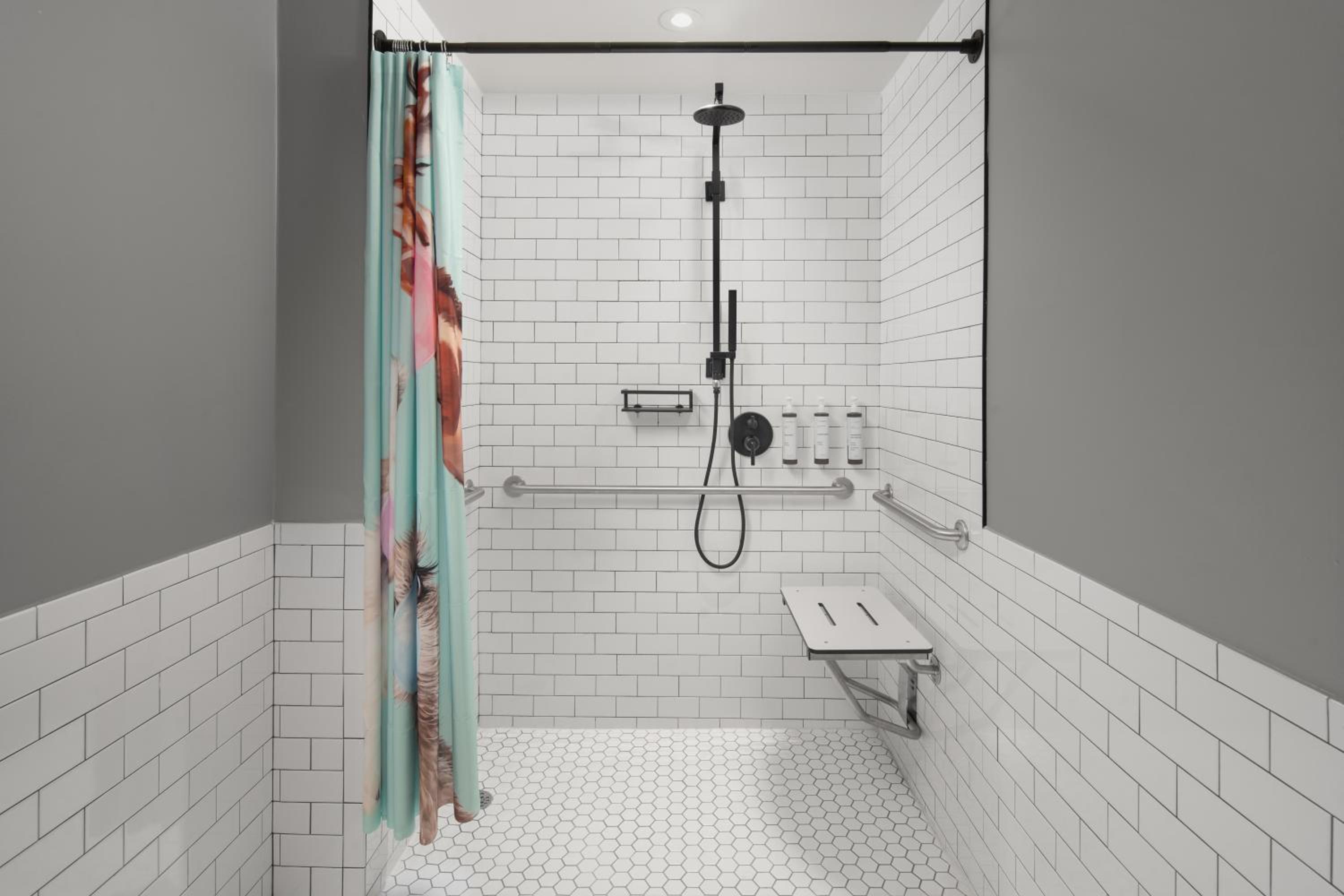 Standard Queen Room - Hearing Accessible - Photo 1