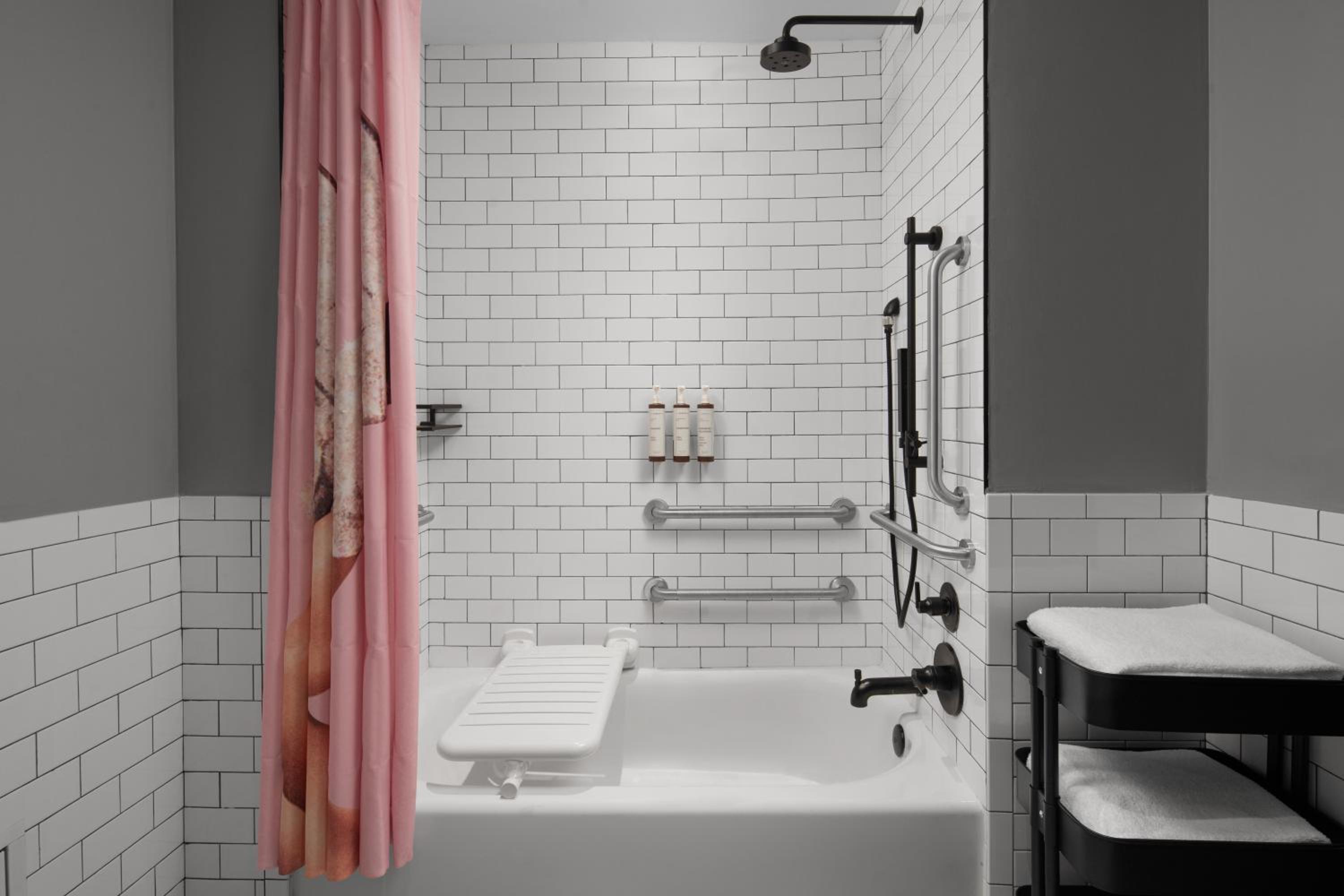 Standard Queen Room - Hearing Accessible - Photo 4